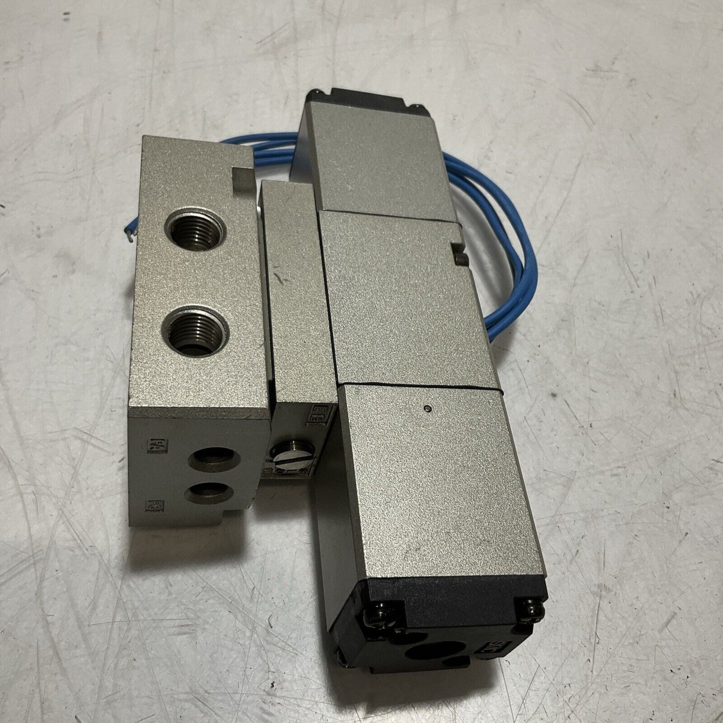 SMC V4220 SOLENOID VALVE PRESS 1.5-9.9KGF/CM2 333