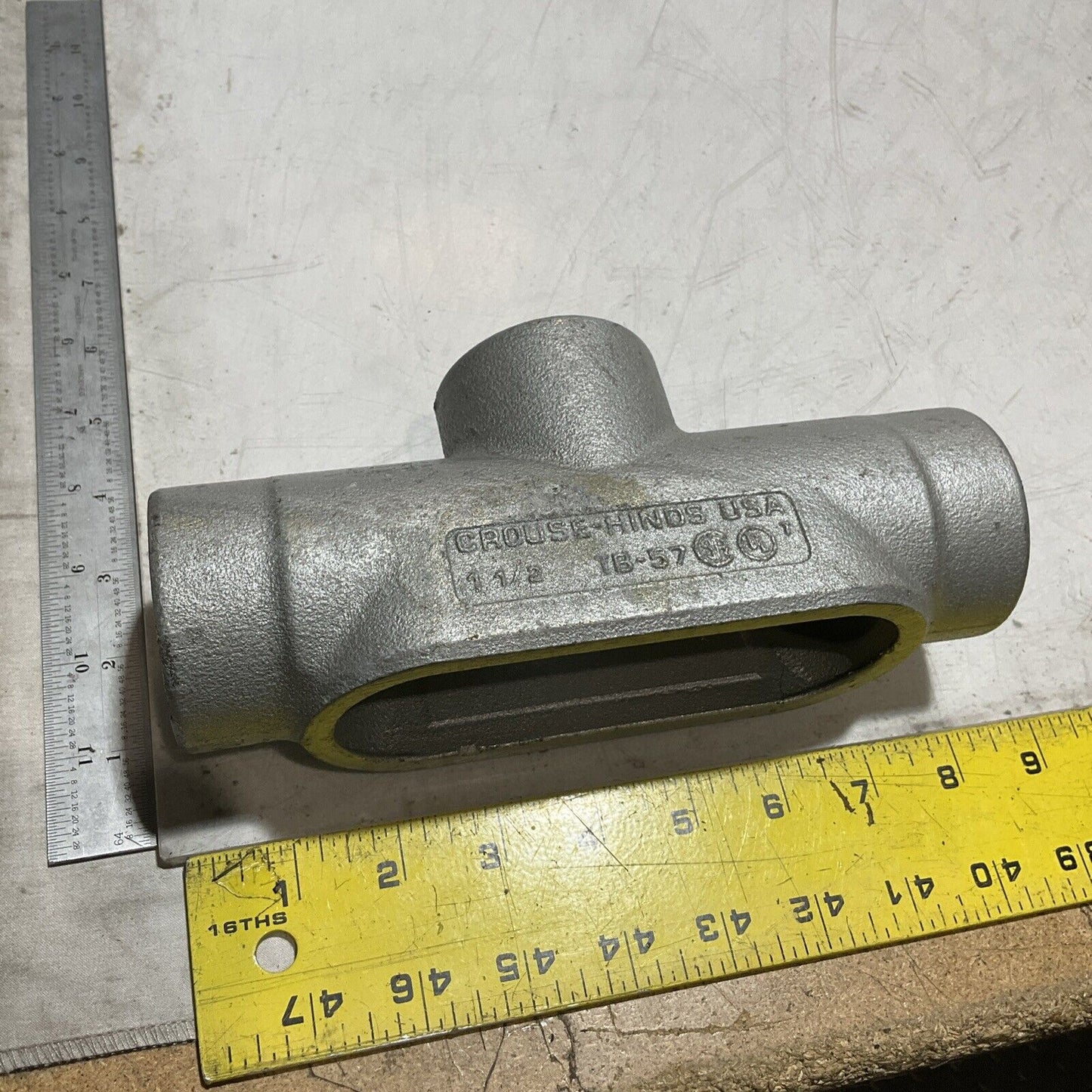COOPER CROUSE-HINDS TB57 CONDULET CONDUIT OUTLET BODY SIZE 1 1/2 QTY 2 222