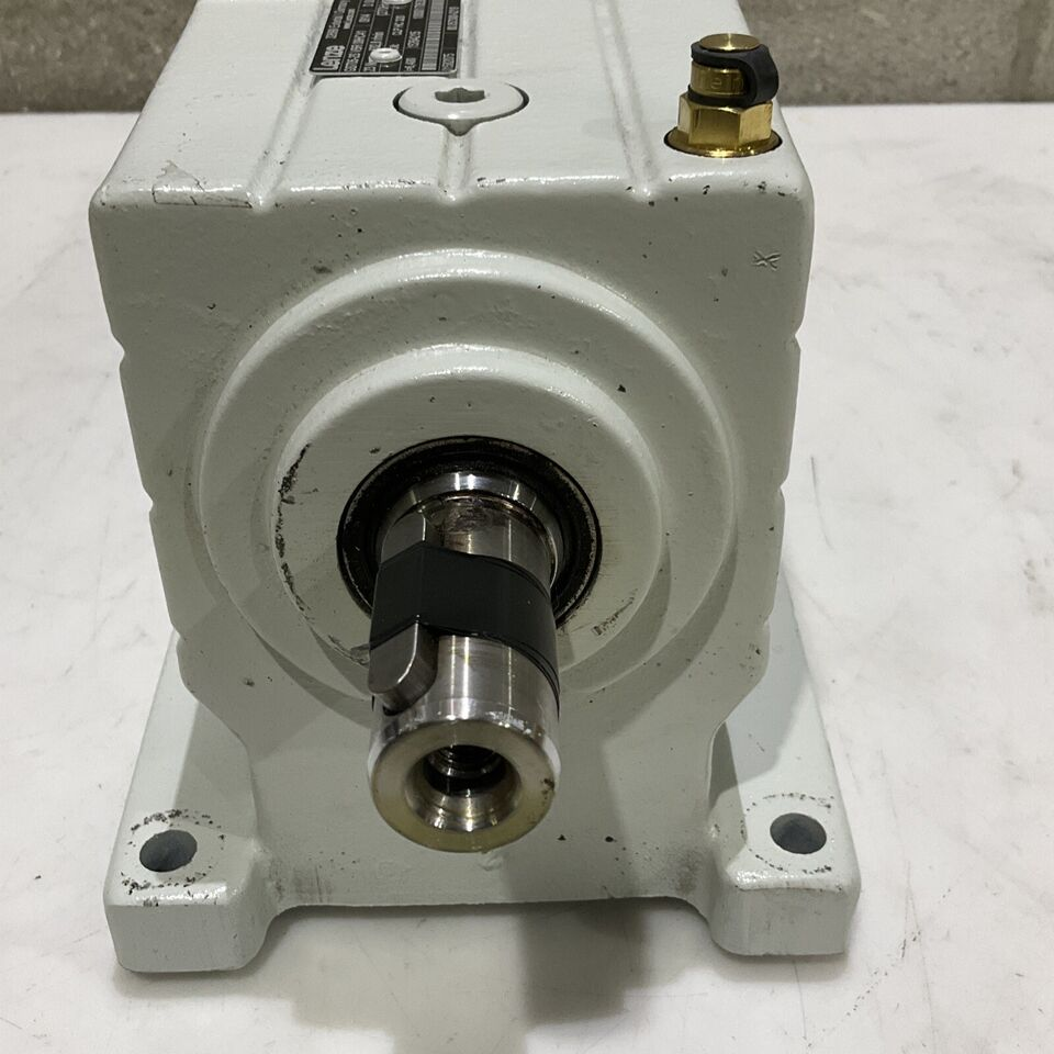 LENZE GST05-25 VBR 09HC41 SERVO MOTOR MCS 09H41LRS0B0-Z0D0-ST5800N-R2SU U3S