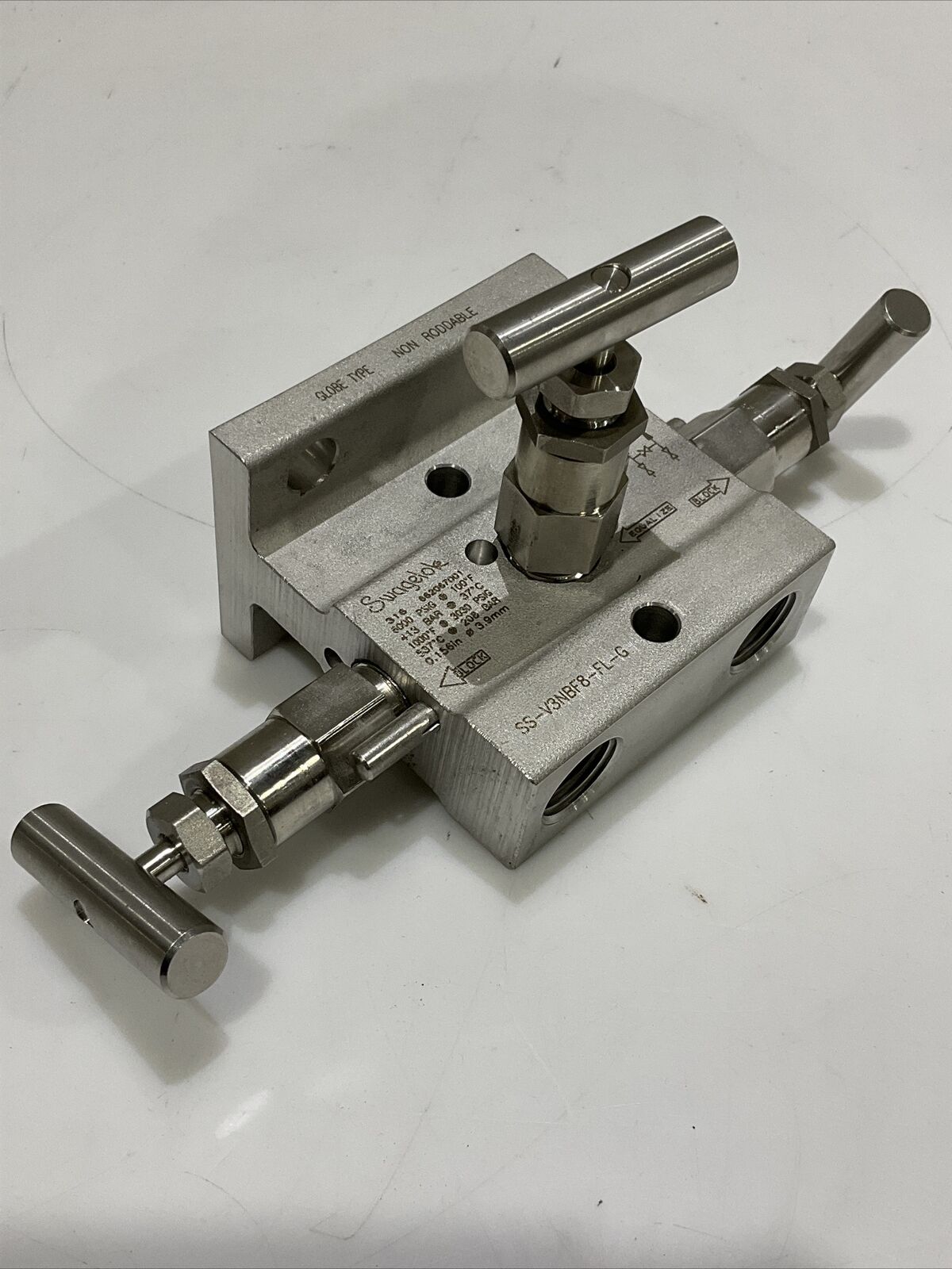 SWAGELOK SS-V3NBF8-FL-G SS 3-WAY INSTRUMENT MANIFOLD VALVE 6000 PSIG 476