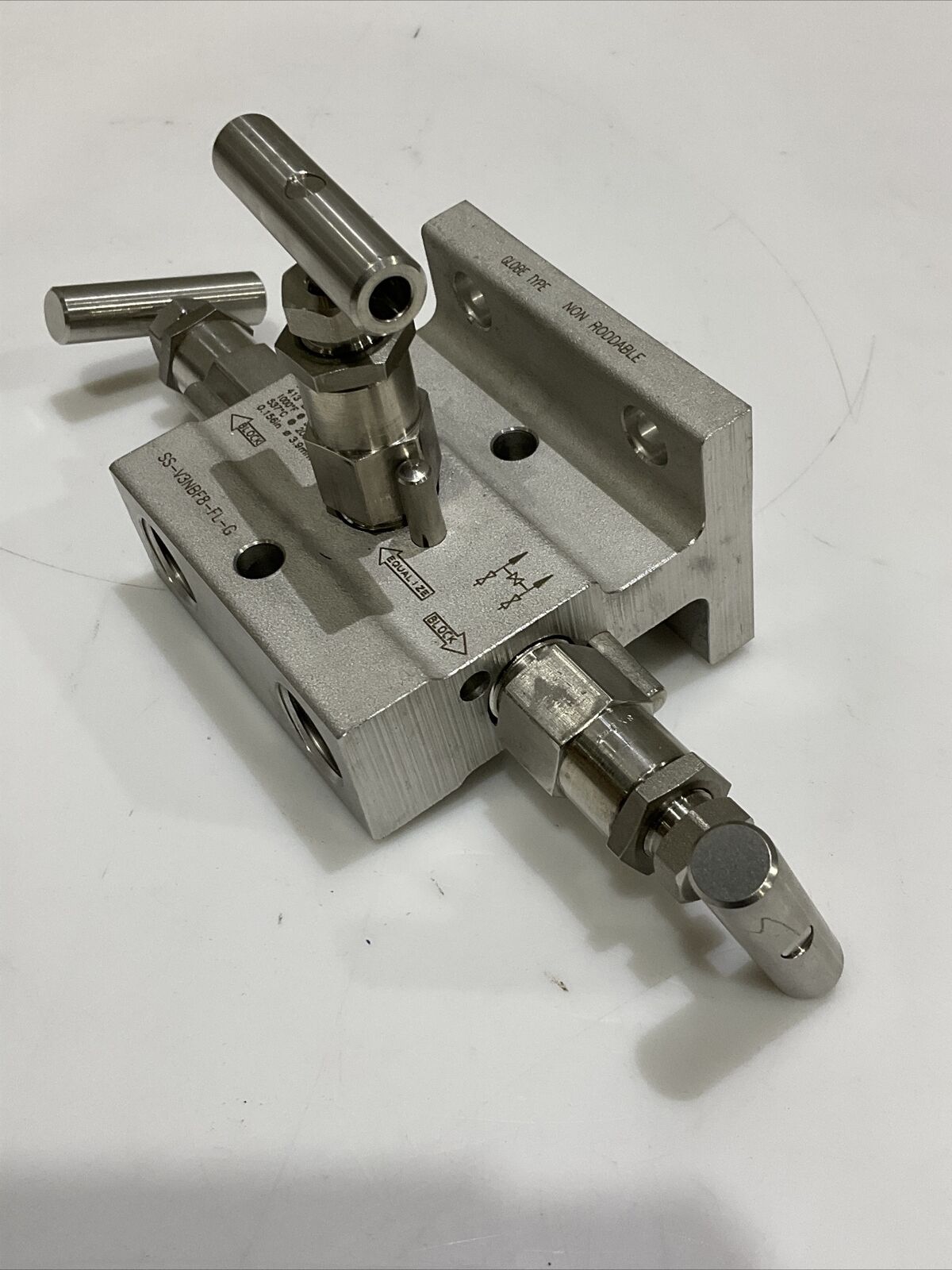 SWAGELOK SS-V3NBF8-FL-G SS 3-WAY INSTRUMENT MANIFOLD VALVE 6000 PSIG 476
