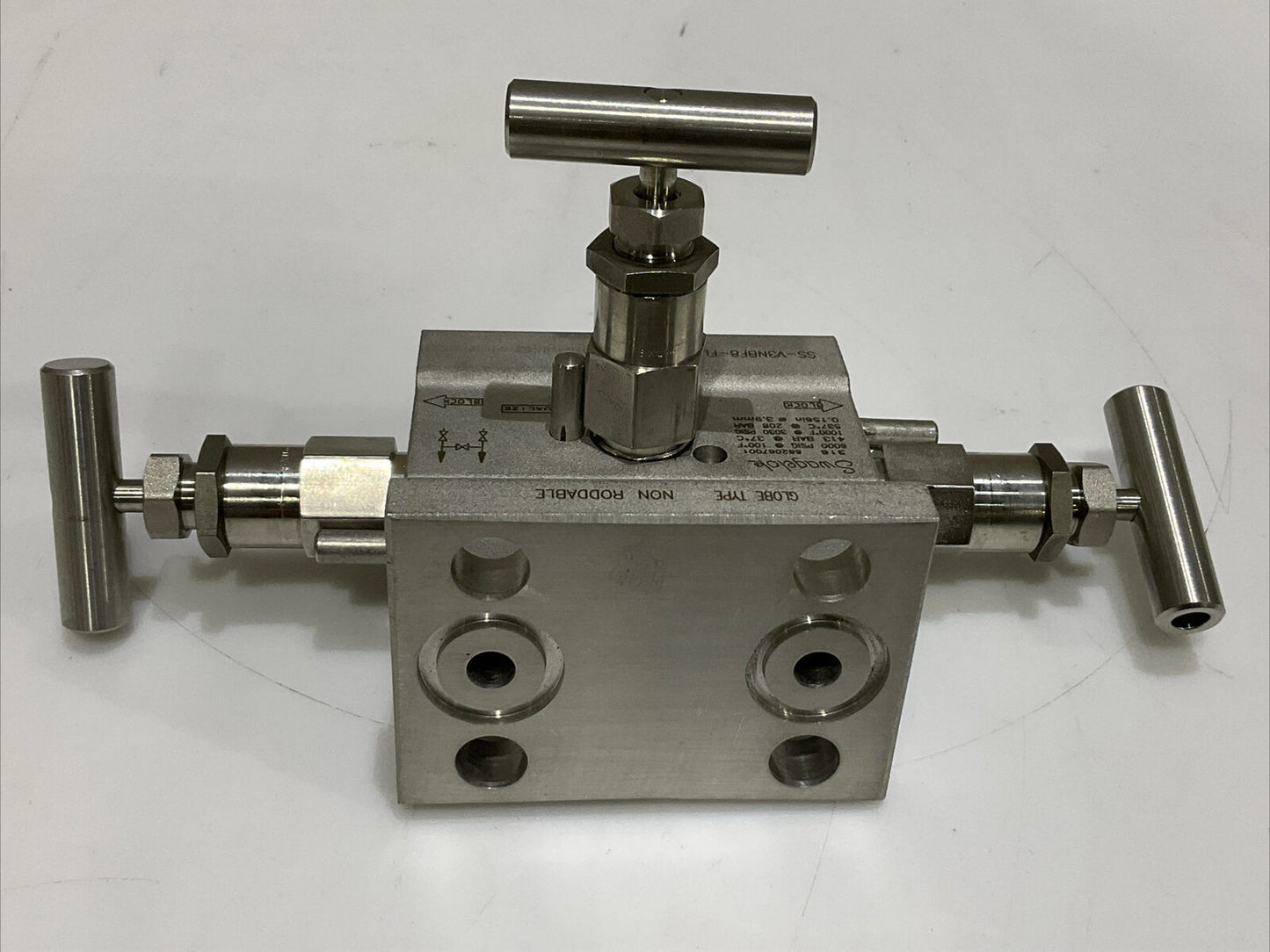 SWAGELOK SS-V3NBF8-FL-G SS 3-WAY INSTRUMENT MANIFOLD VALVE 6000 PSIG 476