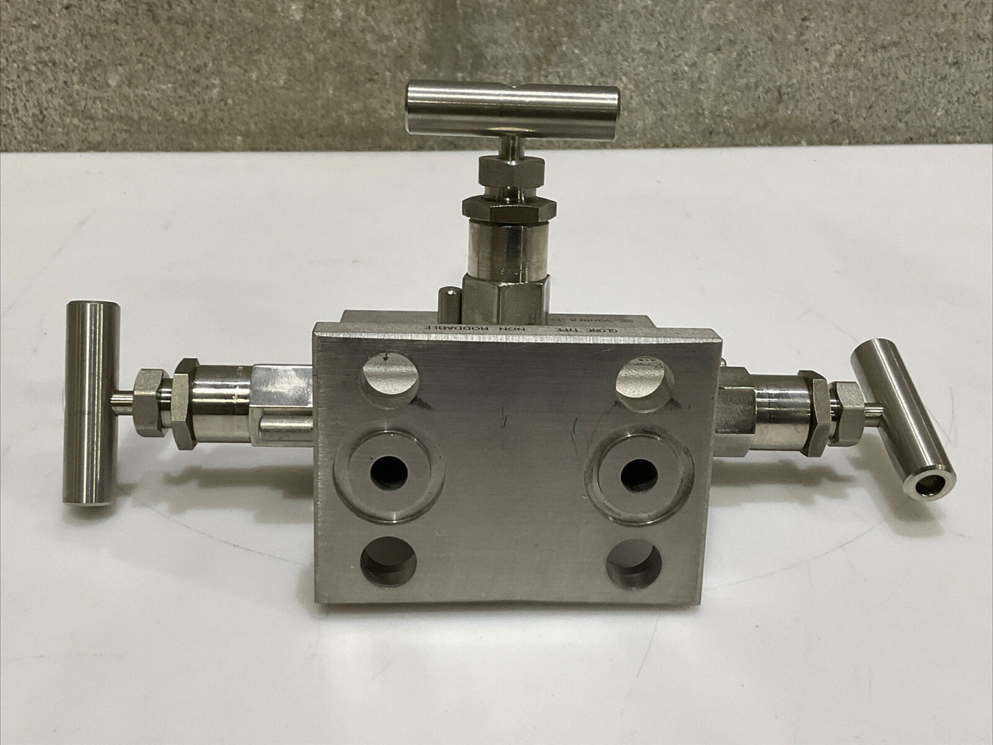 SWAGELOK SS-V3NBF8-FL-G SS 3-WAY INSTRUMENT MANIFOLD VALVE 6000 PSIG 476