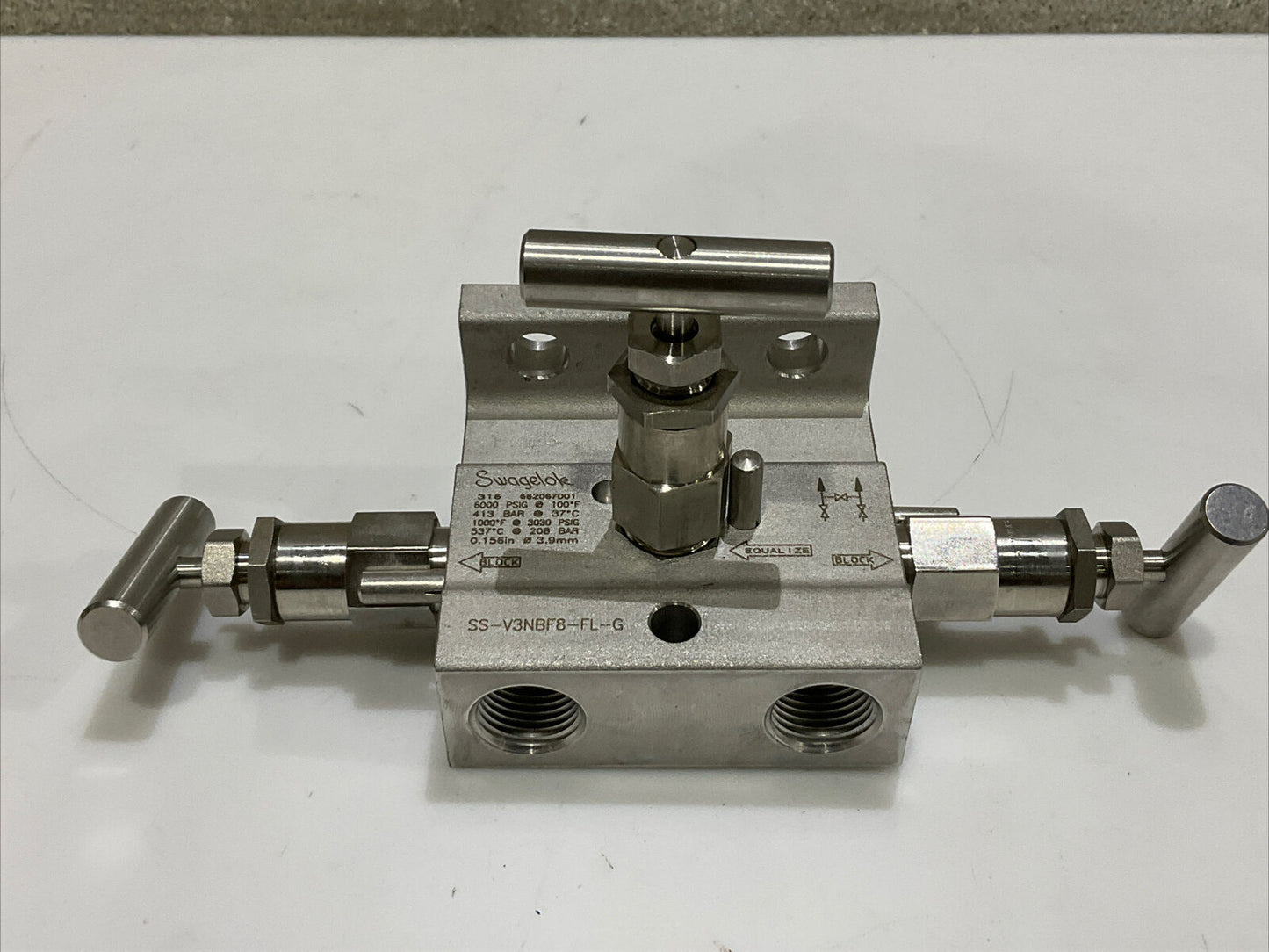 SWAGELOK SS-V3NBF8-FL-G SS 3-WAY INSTRUMENT MANIFOLD VALVE 6000 PSIG 476
