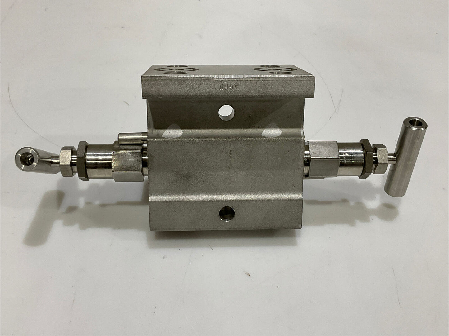 SWAGELOK SS-V3NBF8-FL-G SS 3-WAY INSTRUMENT MANIFOLD VALVE 6000 PSIG 476