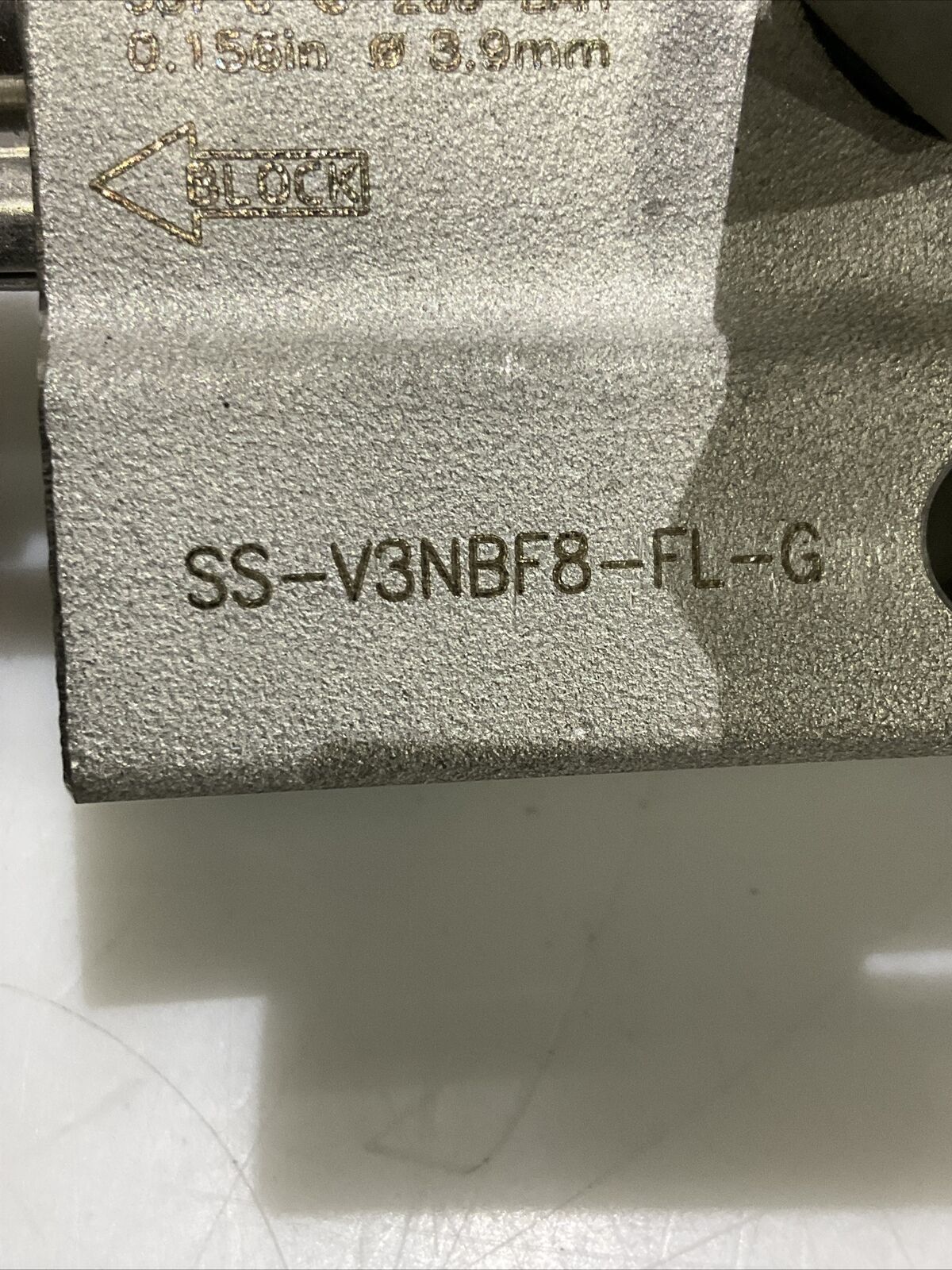 SWAGELOK SS-V3NBF8-FL-G SS 3-WAY INSTRUMENT MANIFOLD VALVE 6000 PSIG 476