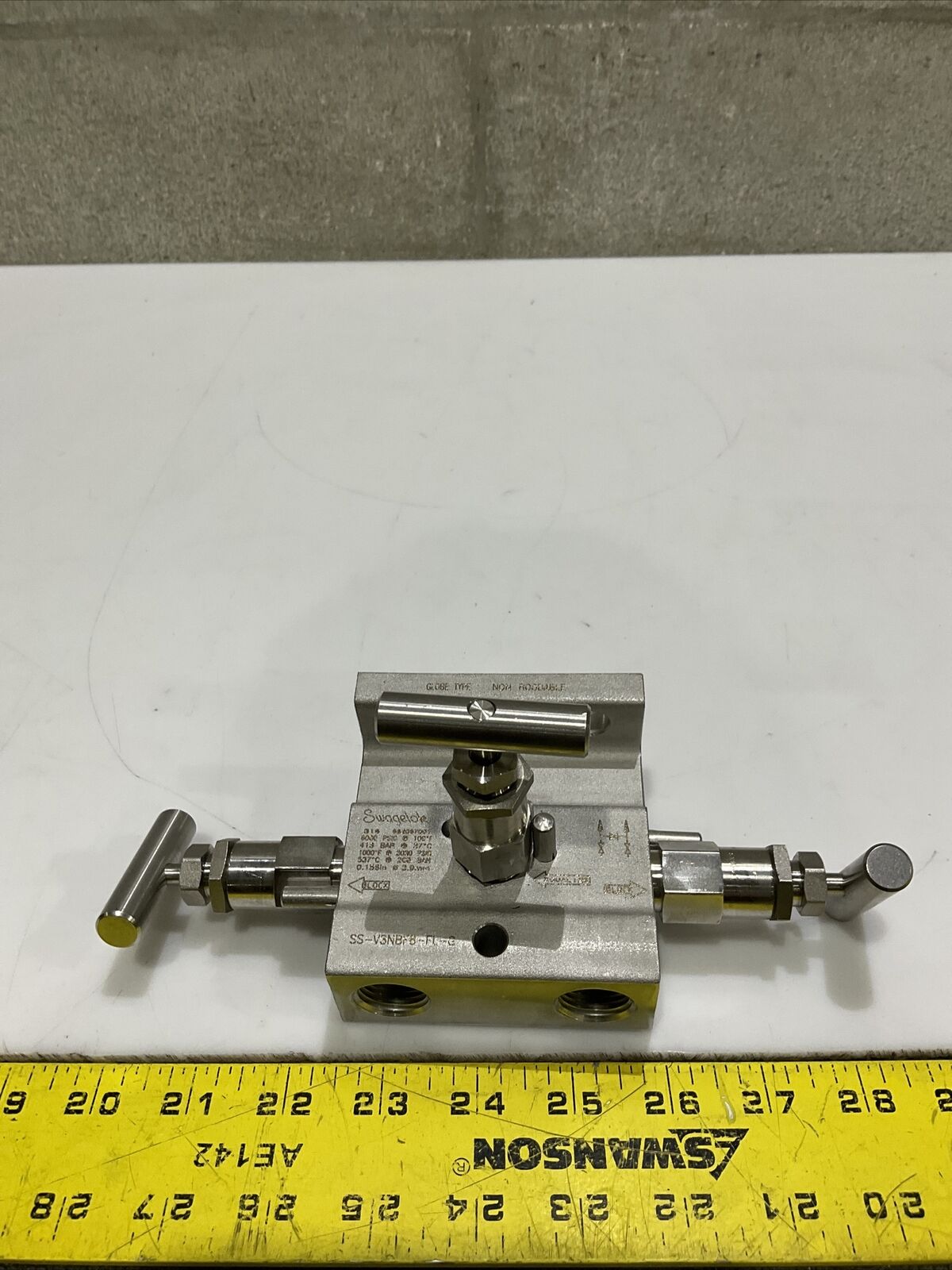 SWAGELOK SS-V3NBF8-FL-G SS 3-WAY INSTRUMENT MANIFOLD VALVE 6000 PSIG 476