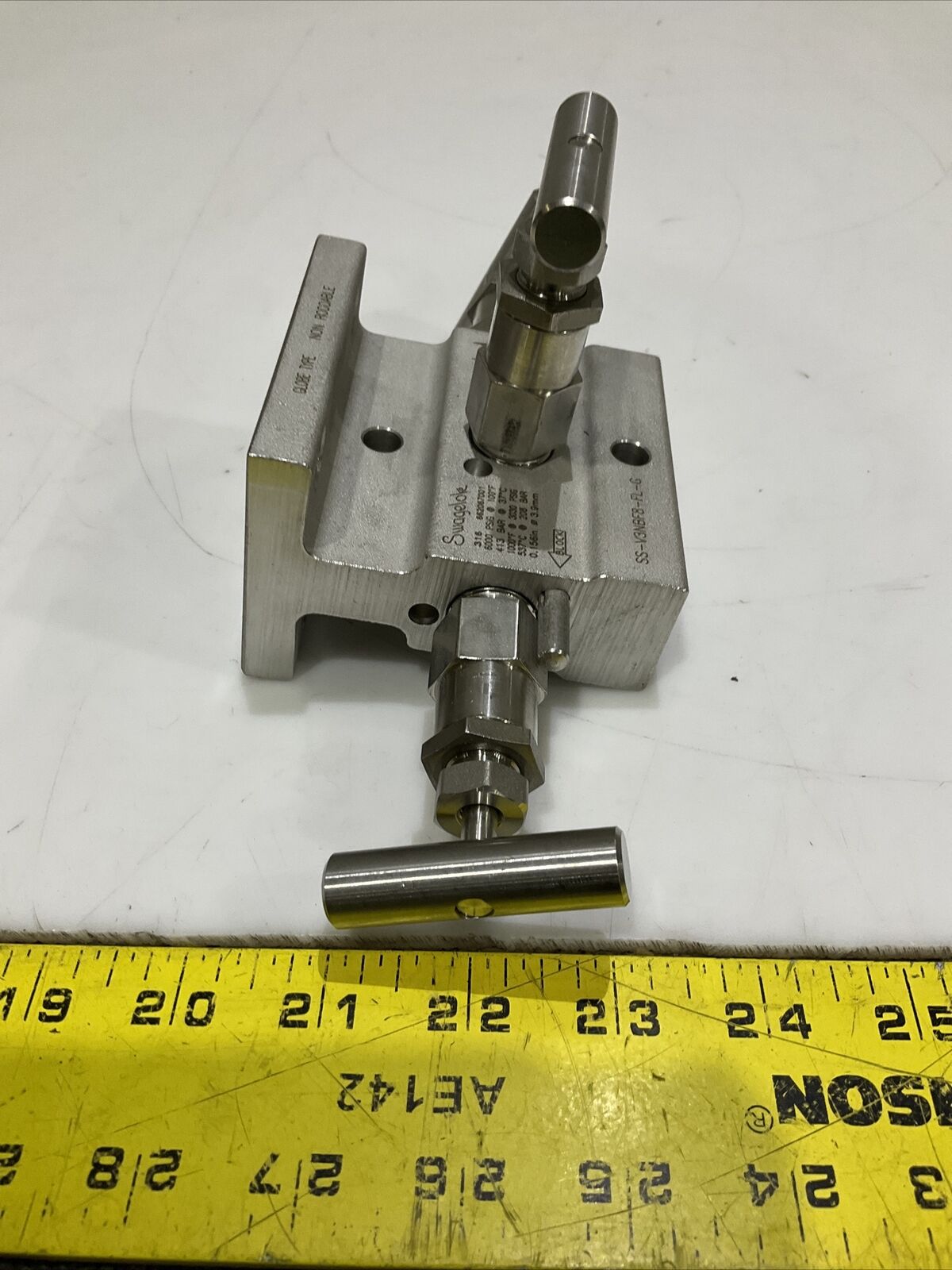 SWAGELOK SS-V3NBF8-FL-G SS 3-WAY INSTRUMENT MANIFOLD VALVE 6000 PSIG 476