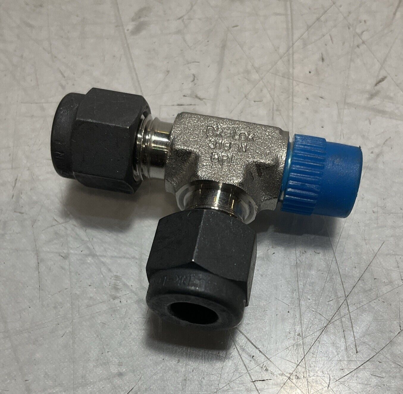 DK-LOK 316NBPL - 8KLTUBE CONNECTOR TEE 1/4 COMP LOT OF 3 U3S