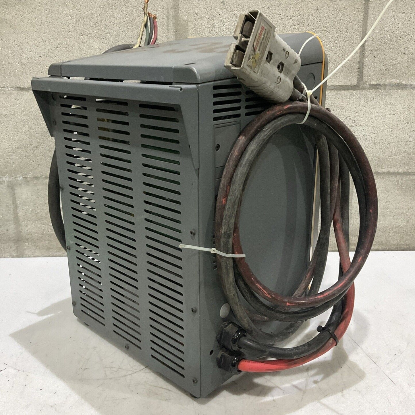 ENERSYS EI3-HL-4YE ENFORCER IMPAQ FORKLIFT L-A BATTERY CHARGER 3PH 480V 50/60 HZ