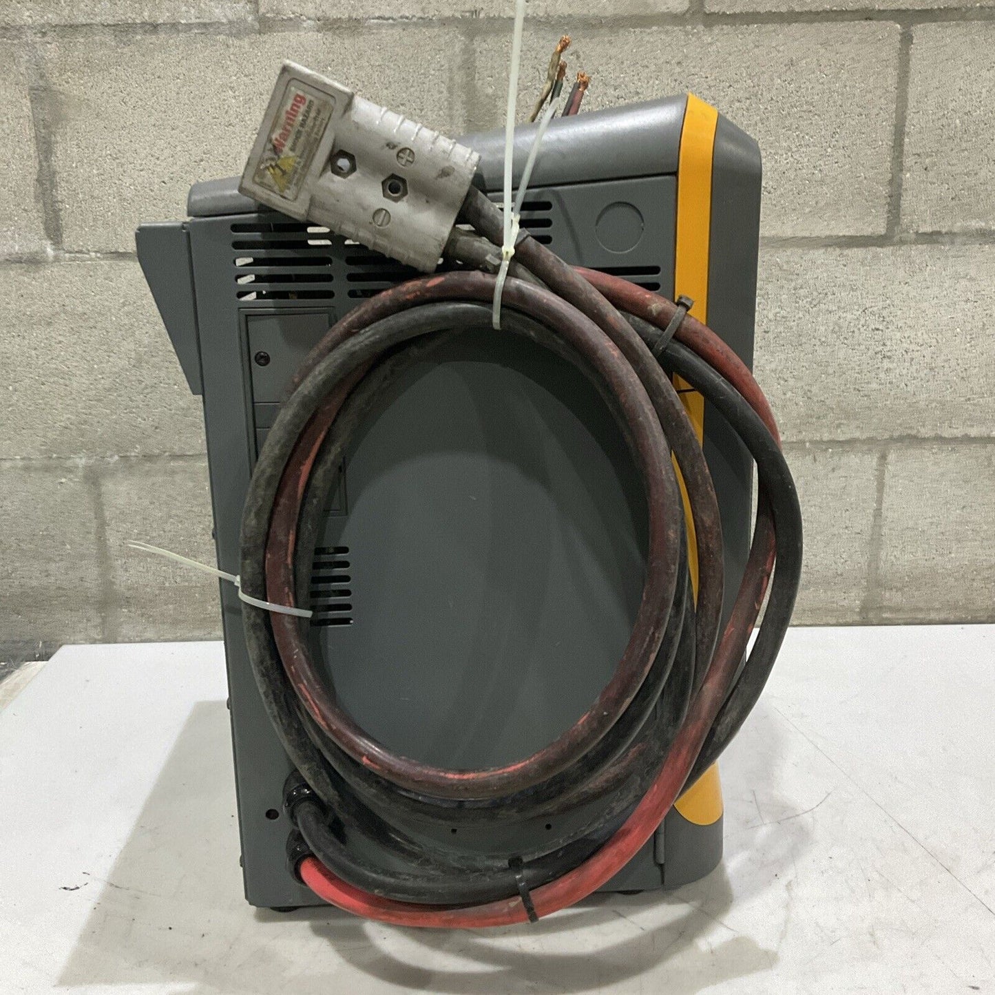 ENERSYS EI3-HL-4YE ENFORCER IMPAQ FORKLIFT L-A BATTERY CHARGER 3PH 480V 50/60 HZ