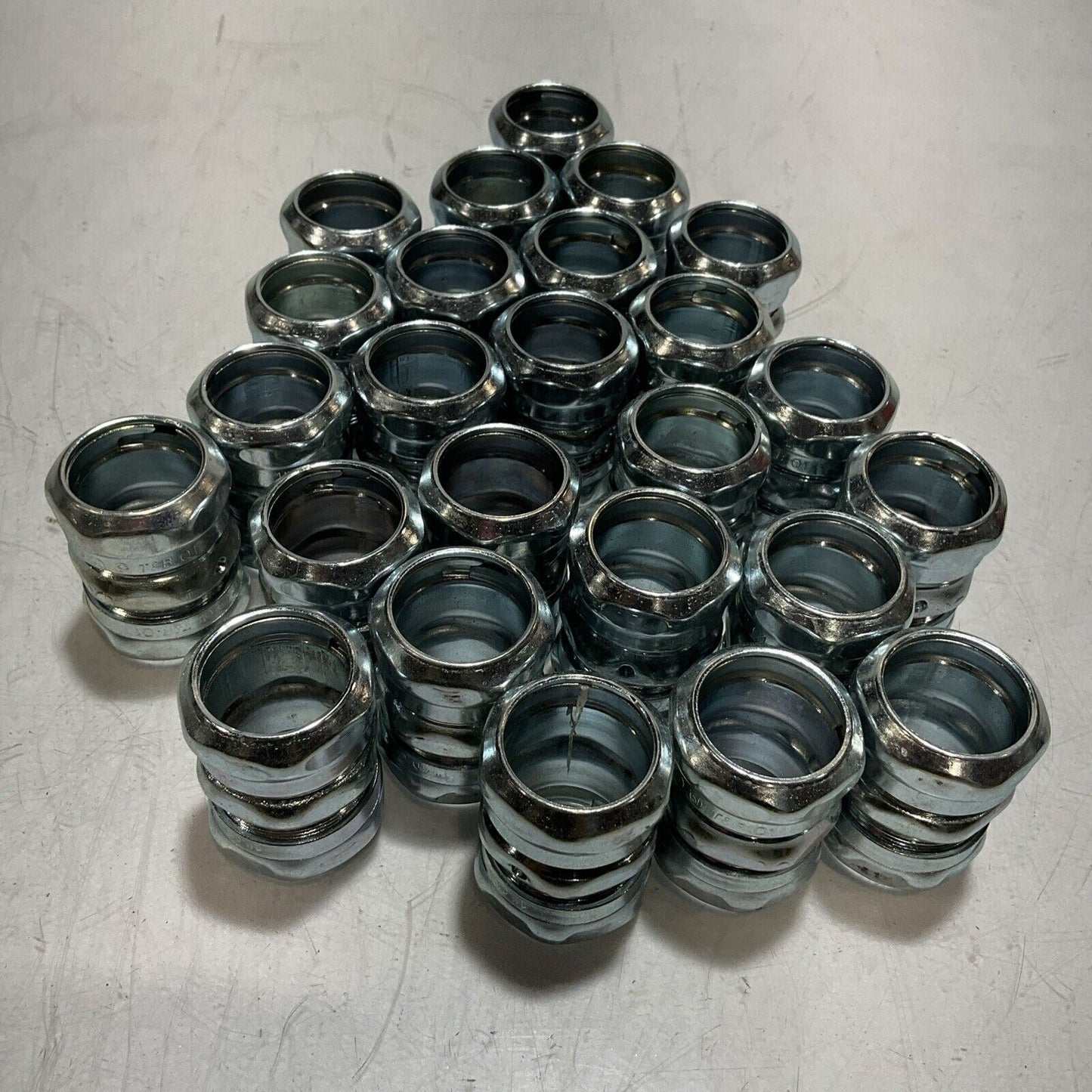 THOMAS & BETTS TK113A COMPRESSION COUPLING FOR EMT CONDUIT LOT OF 25 373-U3S