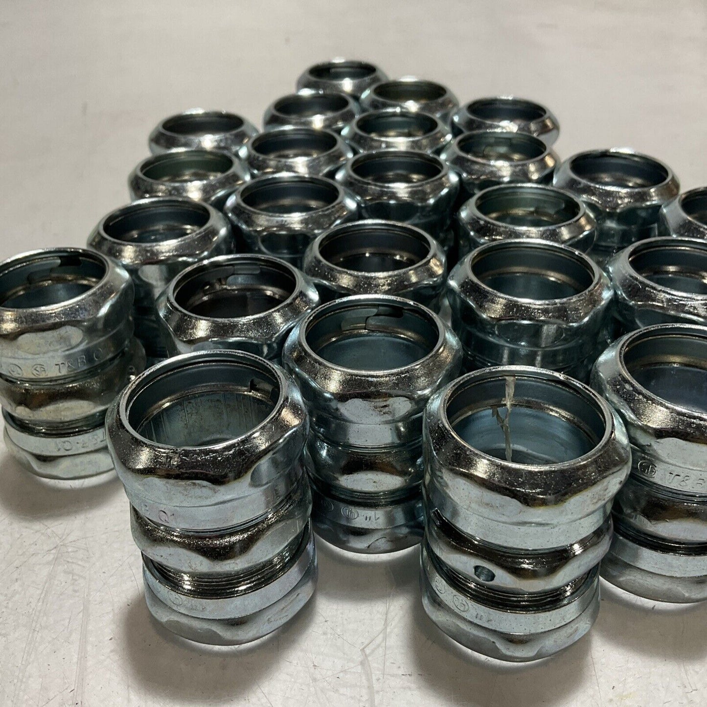 THOMAS & BETTS TK113A COMPRESSION COUPLING FOR EMT CONDUIT LOT OF 25 373-U3S