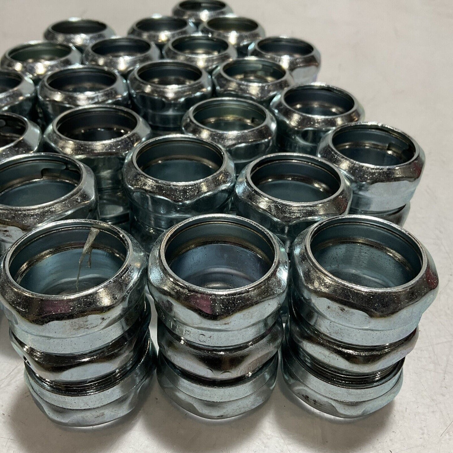 THOMAS & BETTS TK113A COMPRESSION COUPLING FOR EMT CONDUIT LOT OF 25 373-U3S