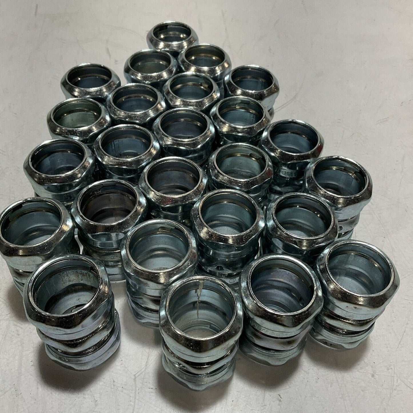 THOMAS & BETTS TK113A COMPRESSION COUPLING FOR EMT CONDUIT LOT OF 25 373-U3S