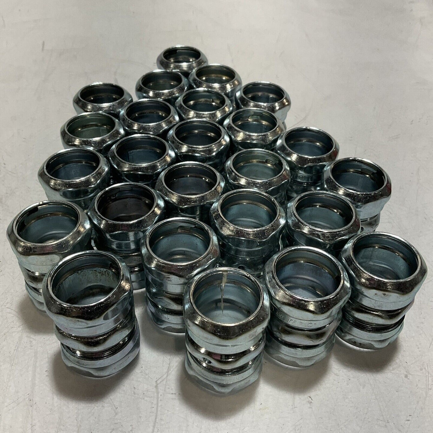 THOMAS & BETTS TK113A COMPRESSION COUPLING FOR EMT CONDUIT LOT OF 25 373-U3S