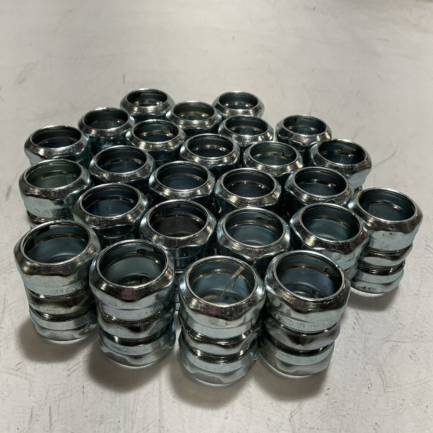 THOMAS & BETTS TK113A COMPRESSION COUPLING FOR EMT CONDUIT LOT OF 25 373-U3S