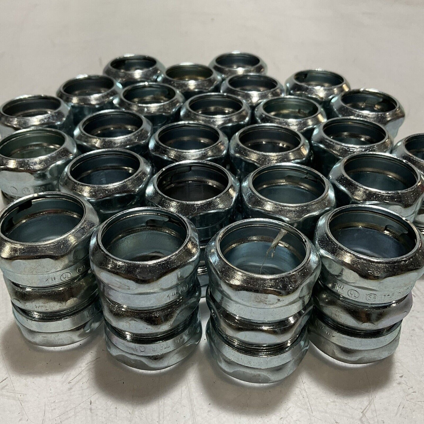 THOMAS & BETTS TK113A COMPRESSION COUPLING FOR EMT CONDUIT LOT OF 25 373-U3S