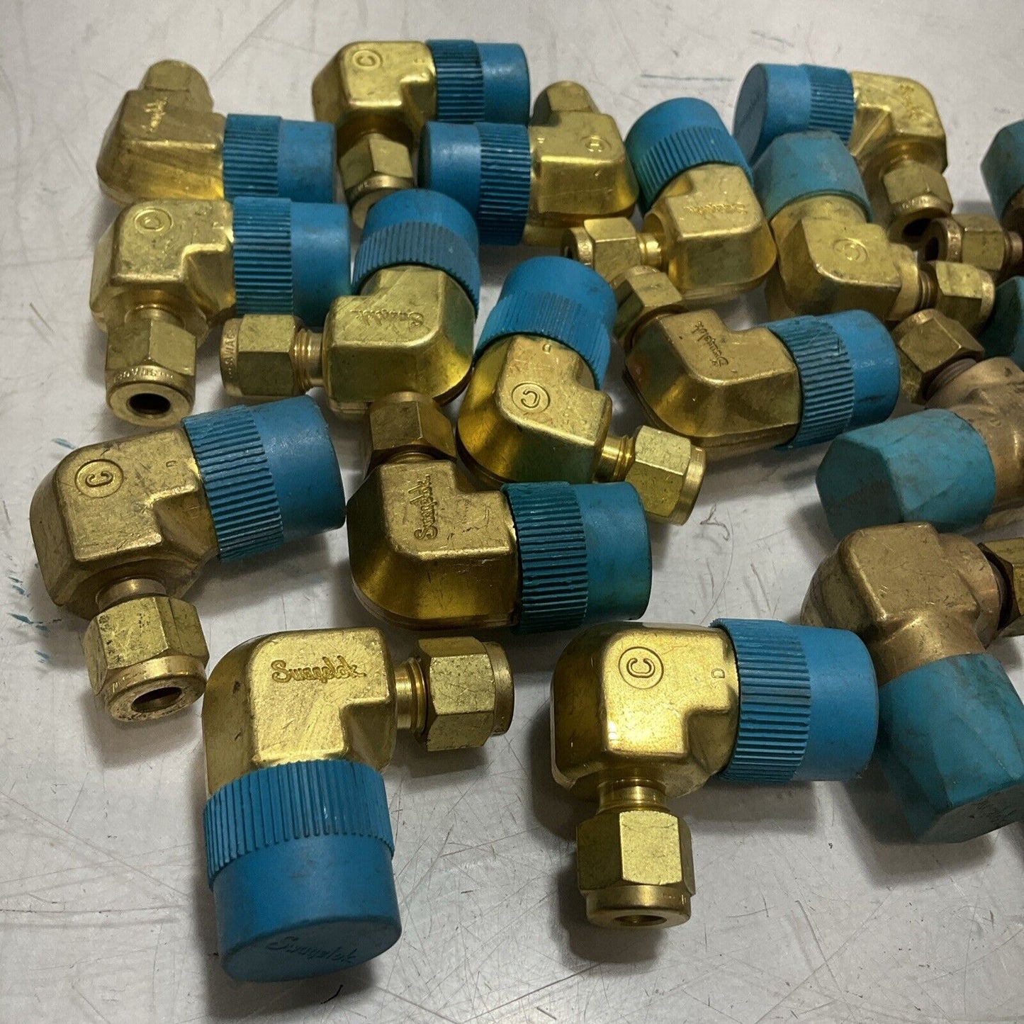 SWAGELOK B-400-2-8RT MALE ELBOW BRASS TUBE FITTING LOT OF 23 476-U3S
