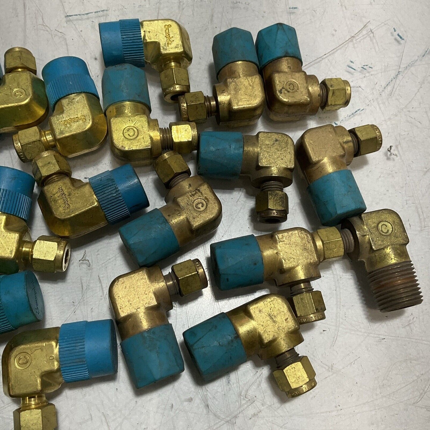 SWAGELOK B-400-2-8RT MALE ELBOW BRASS TUBE FITTING LOT OF 23 476-U3S