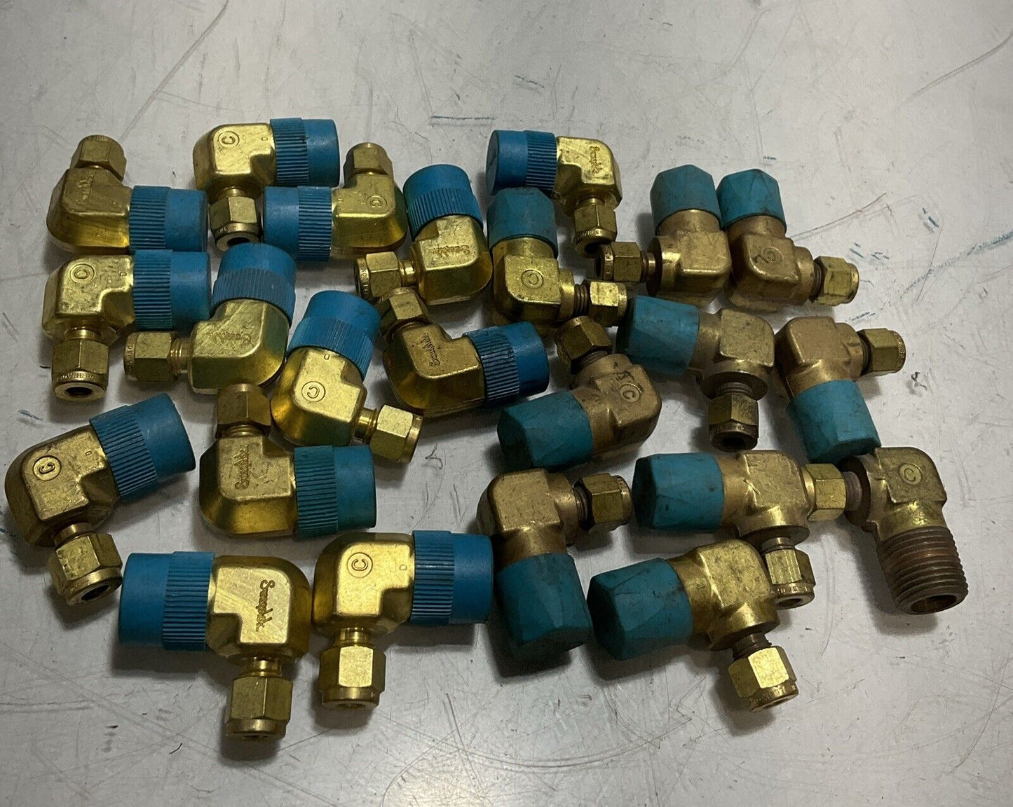 SWAGELOK B-400-2-8RT MALE ELBOW BRASS TUBE FITTING LOT OF 23 476-U3S