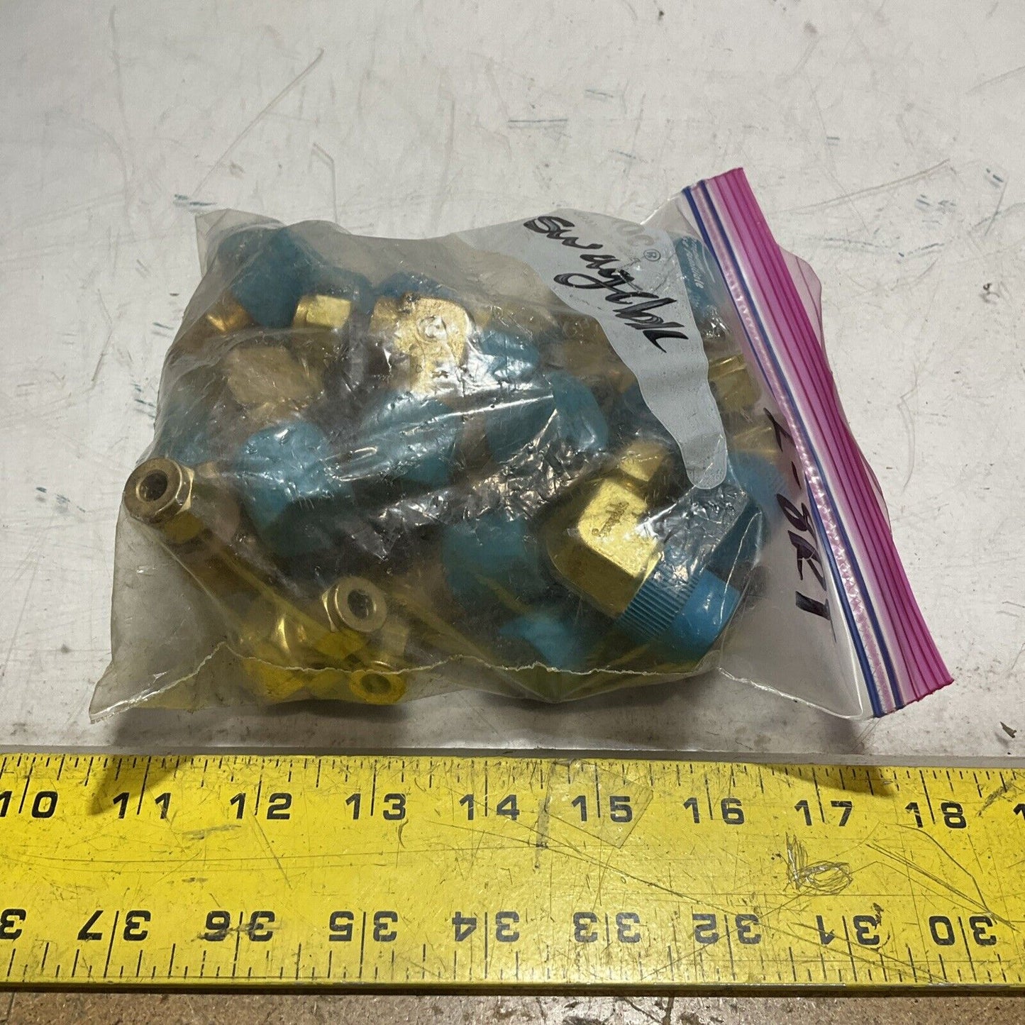 SWAGELOK B-400-2-8RT MALE ELBOW BRASS TUBE FITTING LOT OF 23 476-U3S