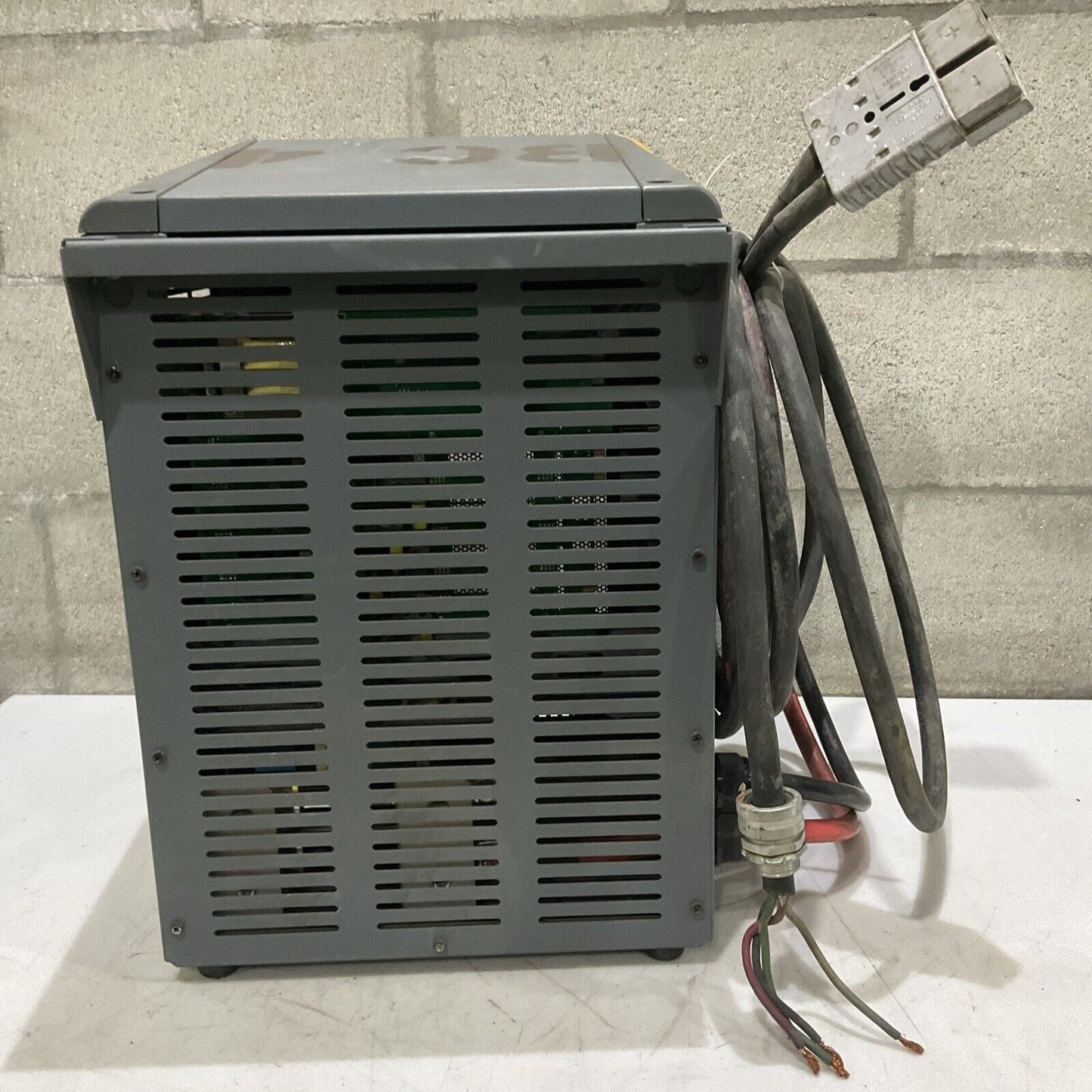 ENERSYS EI3-HL-4YE ENFORCER IMPAQ FORKLIFT L-A BATTERY CHARGER 3PH 480V 50/60 HZ