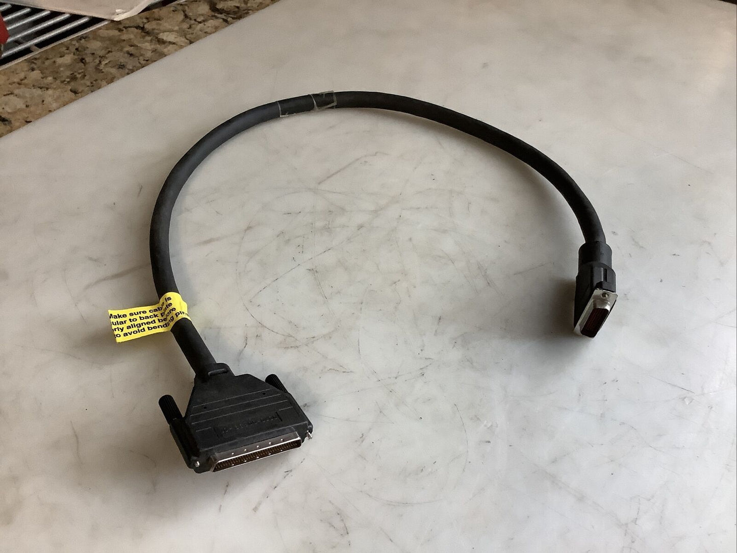 AVID 0070-00432-01 SCSI CABLE 30IN 60LFH MALE TO HD68