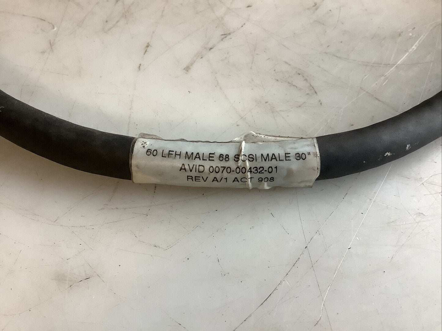 AVID 0070-00432-01 SCSI CABLE 30IN 60LFH MALE TO HD68