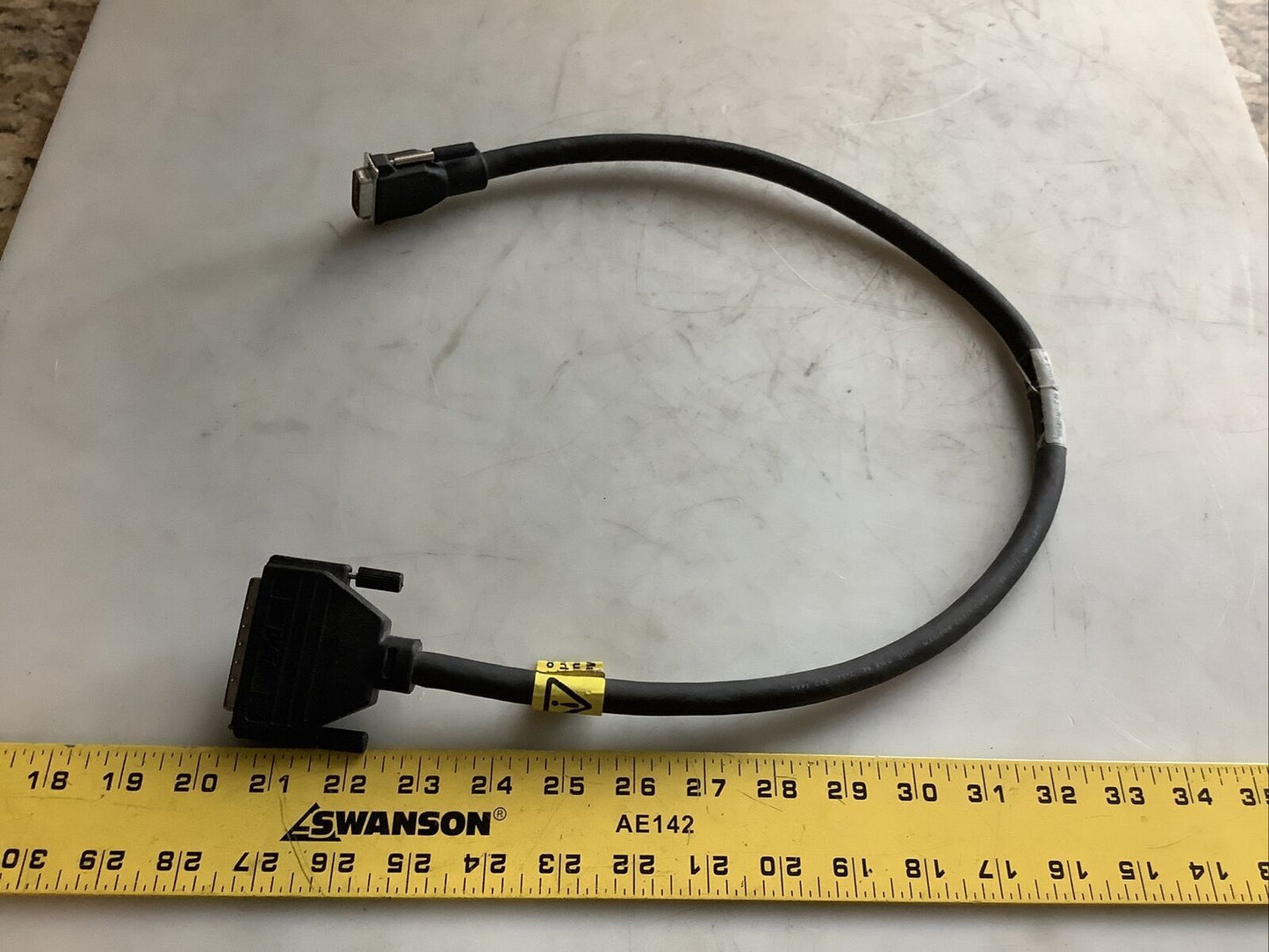AVID 0070-00432-01 SCSI CABLE 30IN 60LFH MALE TO HD68