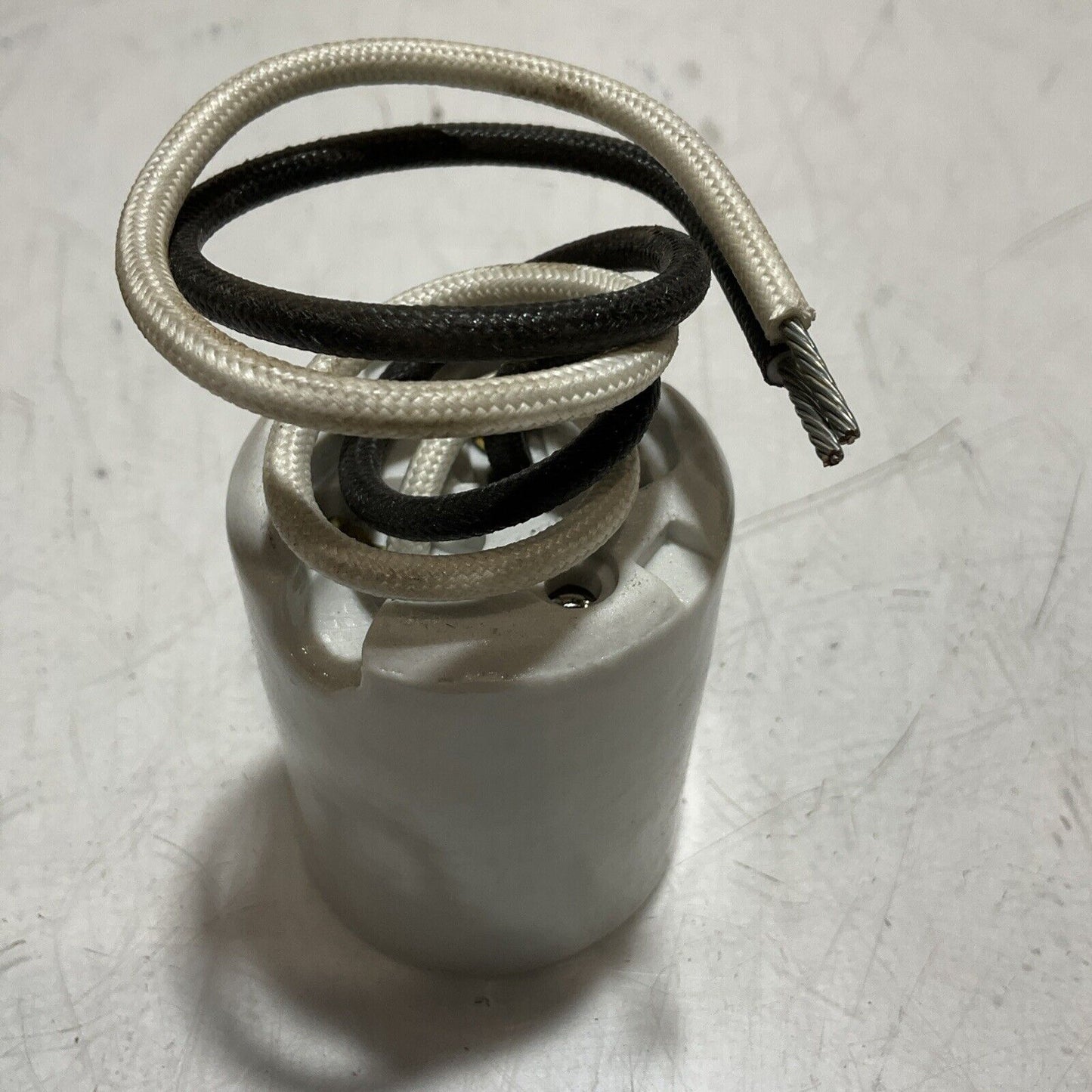 LEVITON 8756 WHITE PORCELAIN LAMPHOLDER 1500W 600VAC 222-U3S
