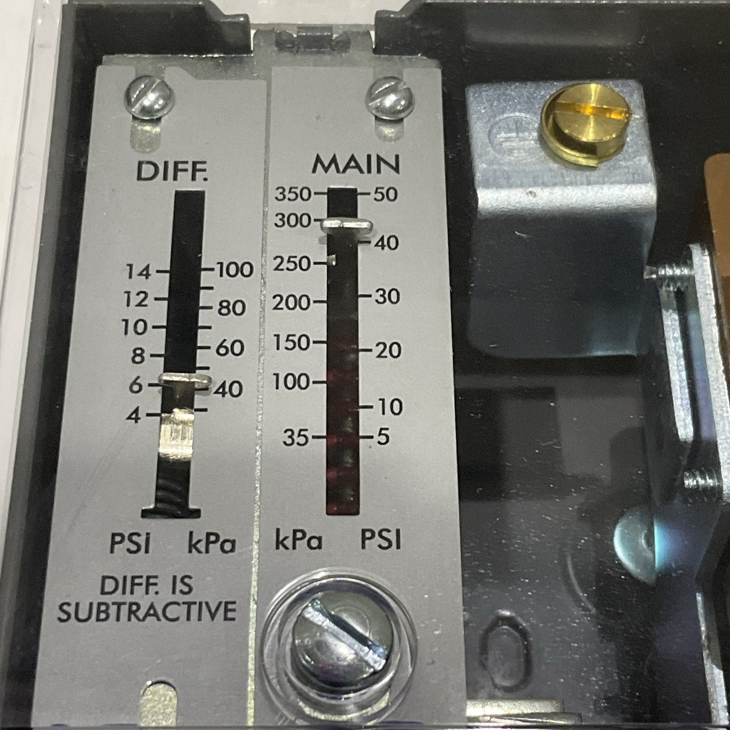 HONEYWELL L404F 1375 PRESSURETROL PRESSURE CONTROLLER SWITCH RANGE 5-50 PSI RM6