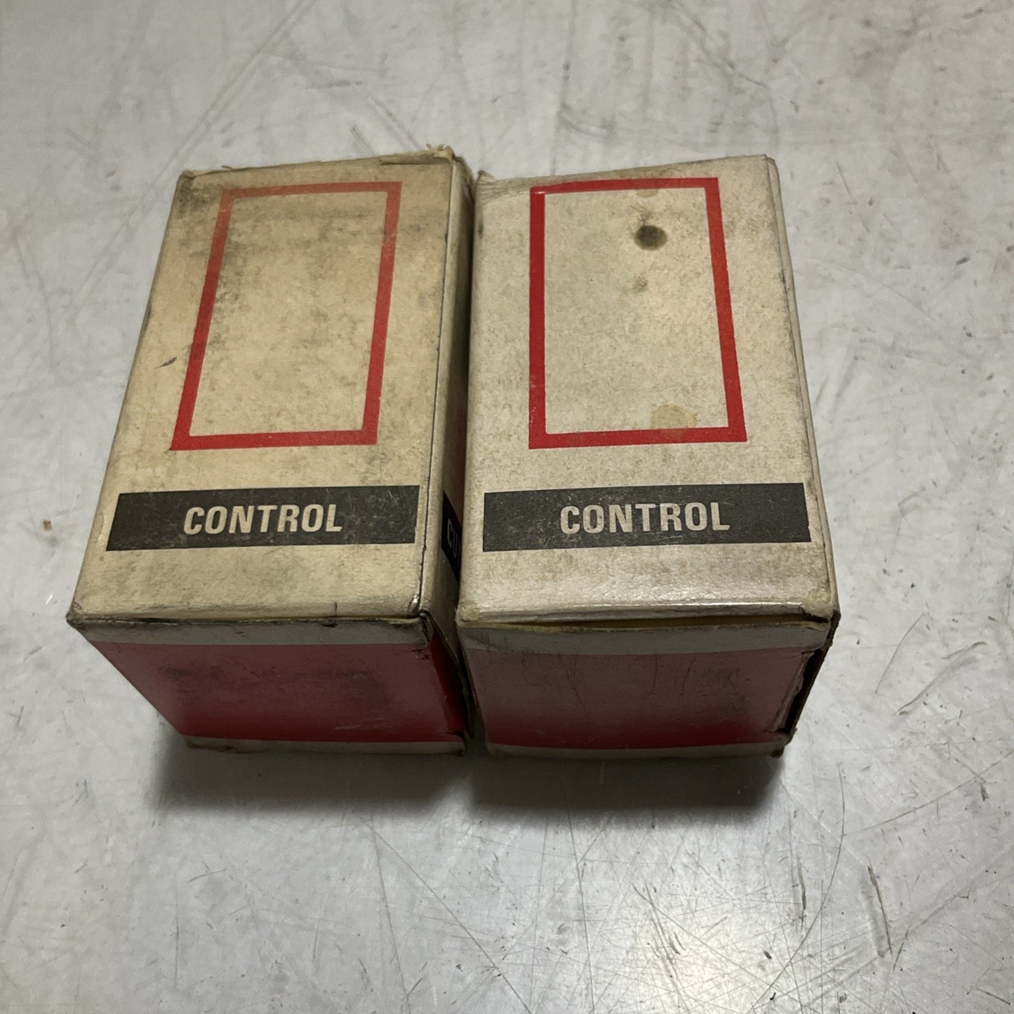 CUTLER-HAMMER D5PR2A1 GENERAL PURPOSE PLUG-IN RELAY SOCKER LOT OF 2 U3S