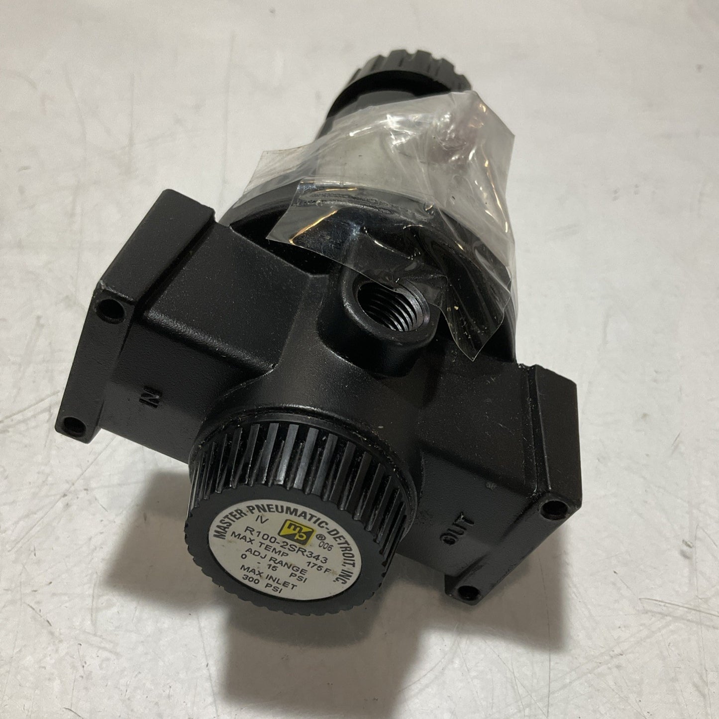 MASTER PNEUMATIC-DETROIT R100-2SR343 REGULATOR 1/4 MAX 175F LOT OF 2 U3S