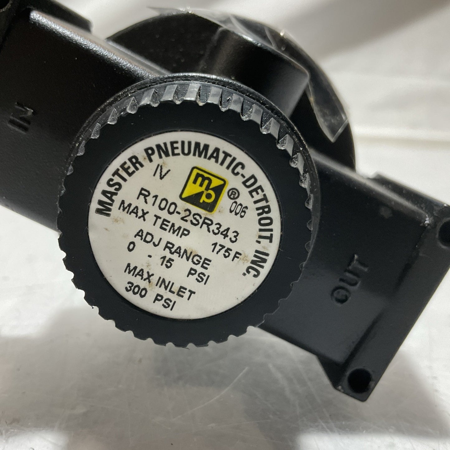 MASTER PNEUMATIC-DETROIT R100-2SR343 REGULATOR 1/4 MAX 175F LOT OF 2 U3S