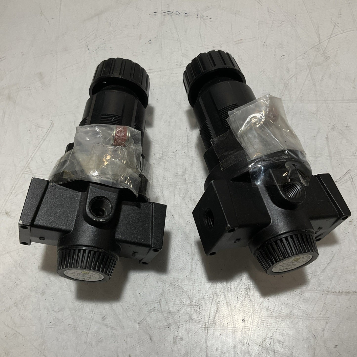 MASTER PNEUMATIC-DETROIT R100-2SR343 REGULATOR 1/4 MAX 175F LOT OF 2 U3S