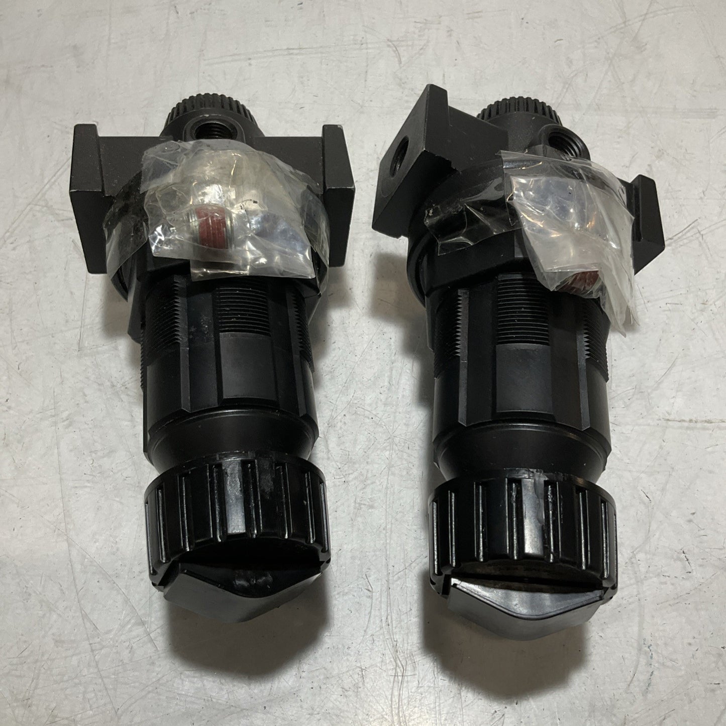 MASTER PNEUMATIC-DETROIT R100-2SR343 REGULATOR 1/4 MAX 175F LOT OF 2 U3S