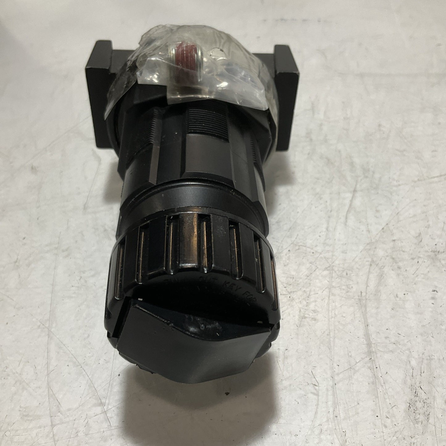 MASTER PNEUMATIC-DETROIT R100-2SR343 REGULATOR 1/4 MAX 175F LOT OF 2 U3S