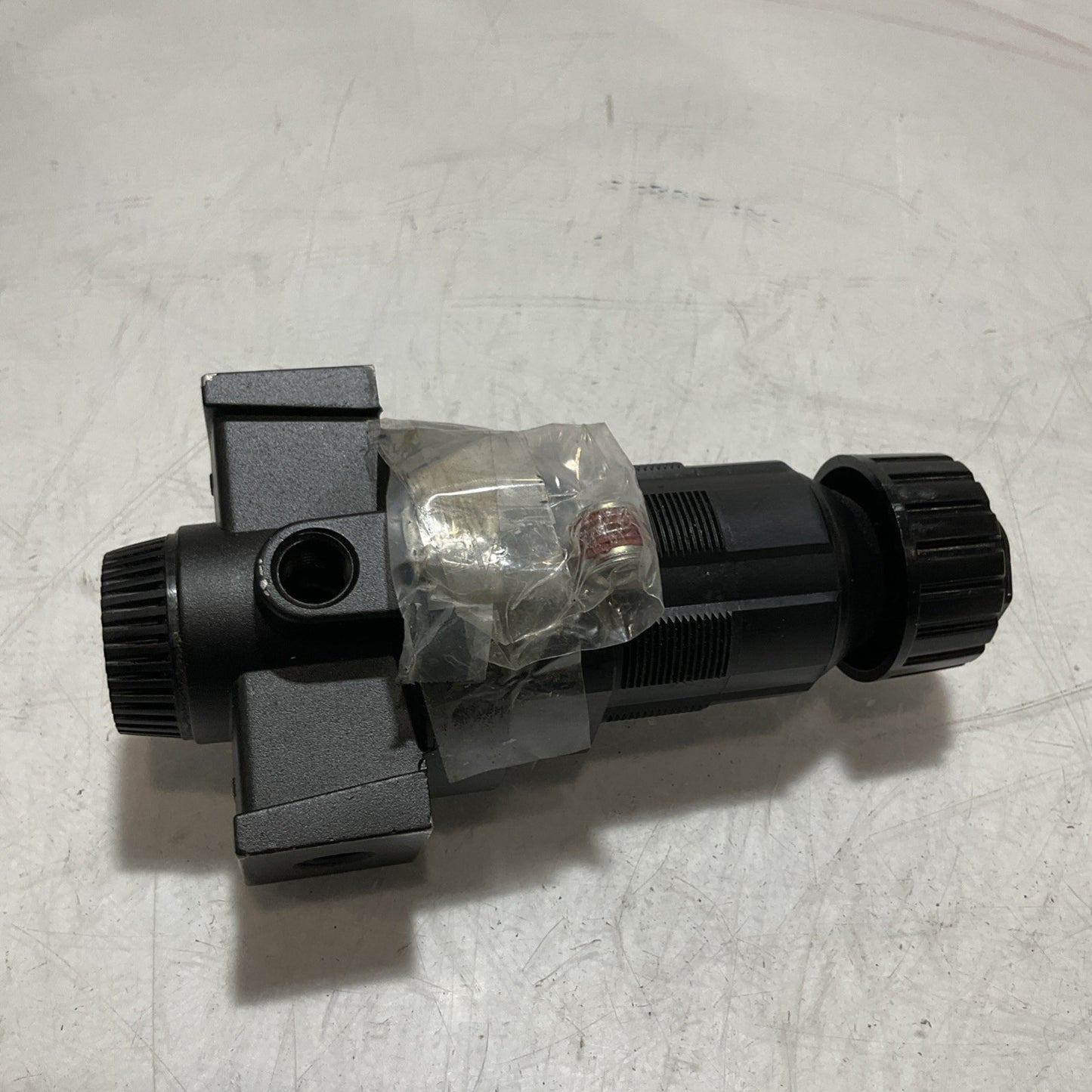 MASTER PNEUMATIC-DETROIT R100-2SR343 REGULATOR 1/4 MAX 175F LOT OF 2 U3S