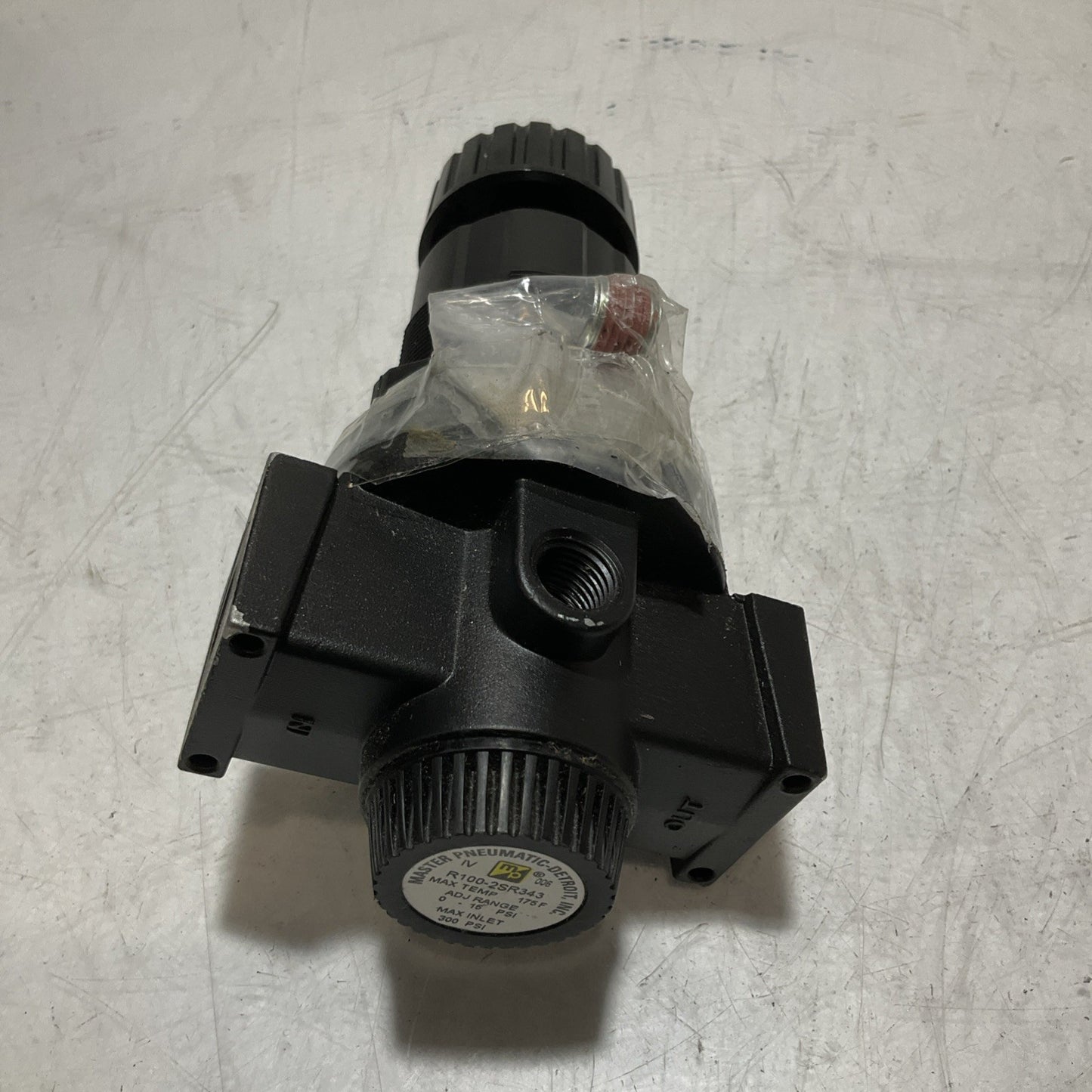 MASTER PNEUMATIC-DETROIT R100-2SR343 REGULATOR 1/4 MAX 175F LOT OF 2 U3S
