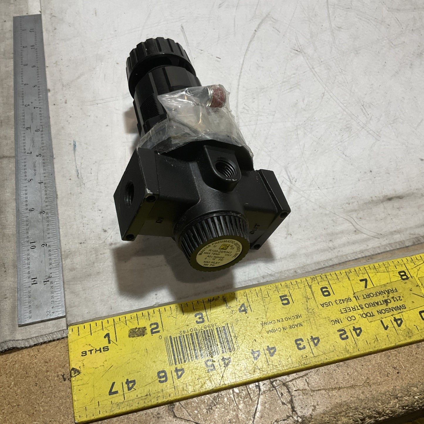 MASTER PNEUMATIC-DETROIT R100-2SR343 REGULATOR 1/4 MAX 175F LOT OF 2 U3S