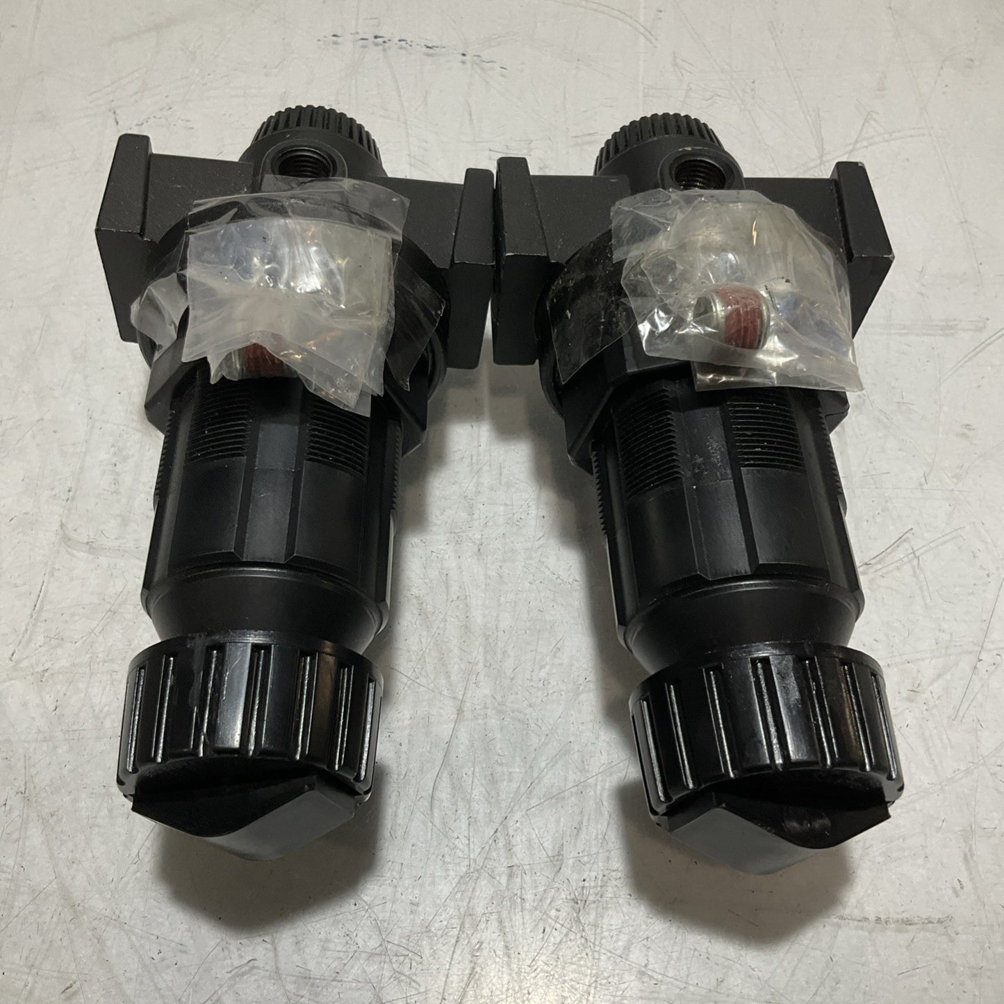 MASTER PNEUMATIC-DETROIT R100-2SR343 REGULATOR 1/4 MAX 175F LOT OF 2 U3S