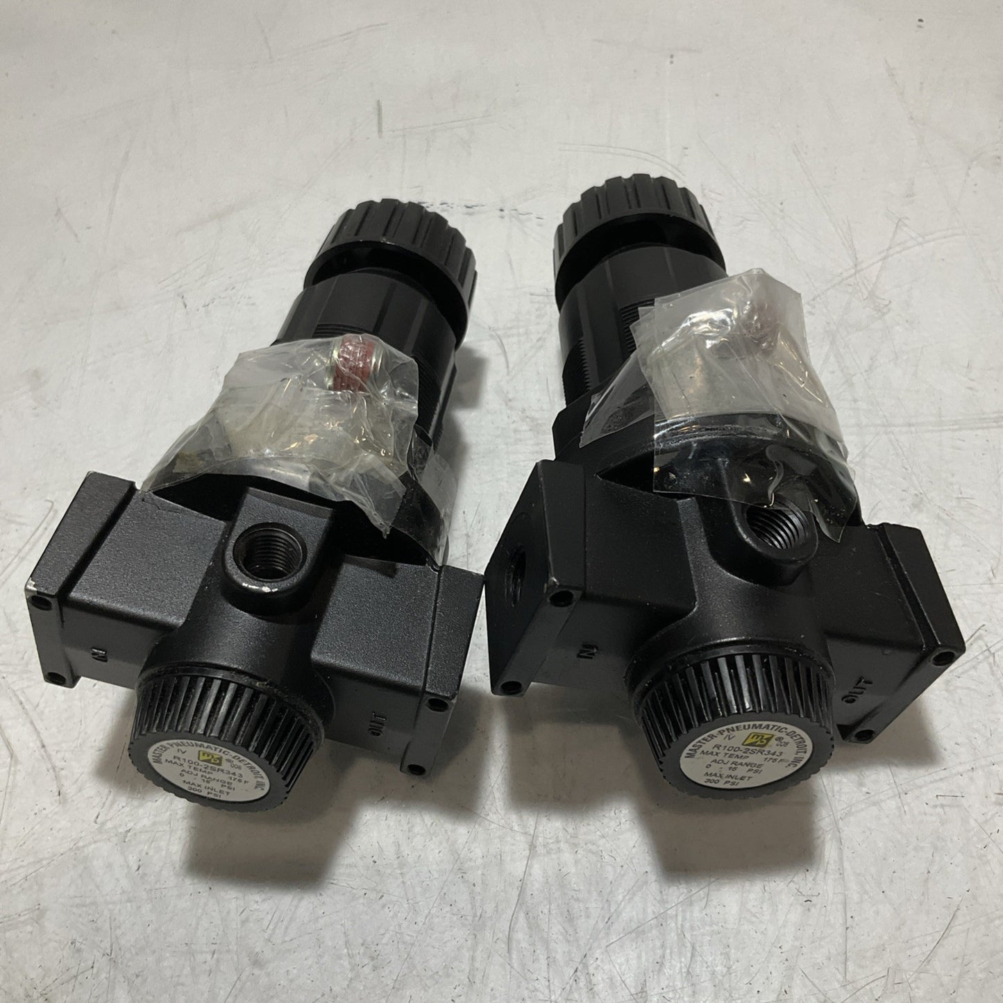 MASTER PNEUMATIC-DETROIT R100-2SR343 REGULATOR 1/4 MAX 175F LOT OF 2 U3S