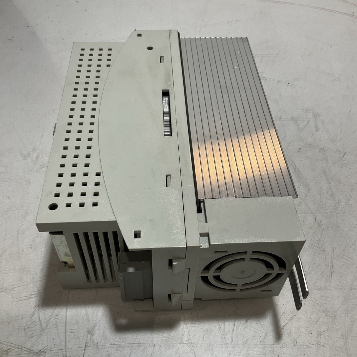 LENZE ECSEA016C4B SERVO DRIVE VARIABLE FREQUENCY CONTROLLER INVERTER XE25