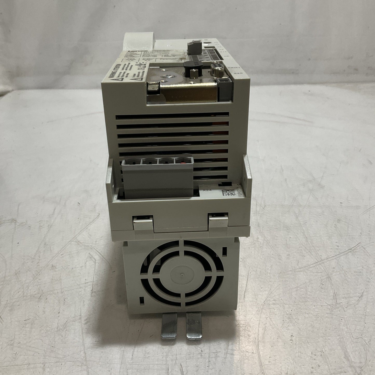 LENZE ECSEA016C4B DRIVE VARIABLE FREQUENCY CONTROLLER INVERTER XE25