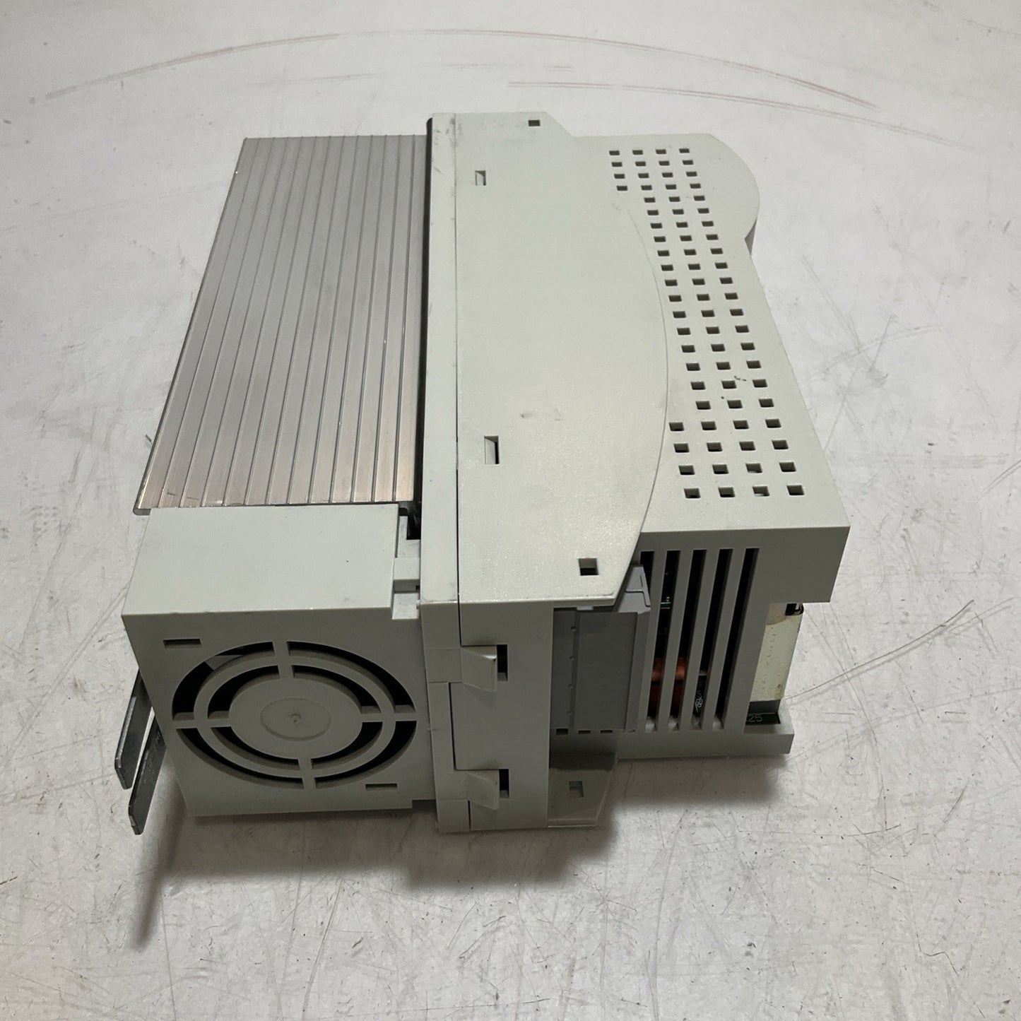 LENZE ECSEA016C4B DRIVE VARIABLE FREQUENCY CONTROLLER INVERTER XE25