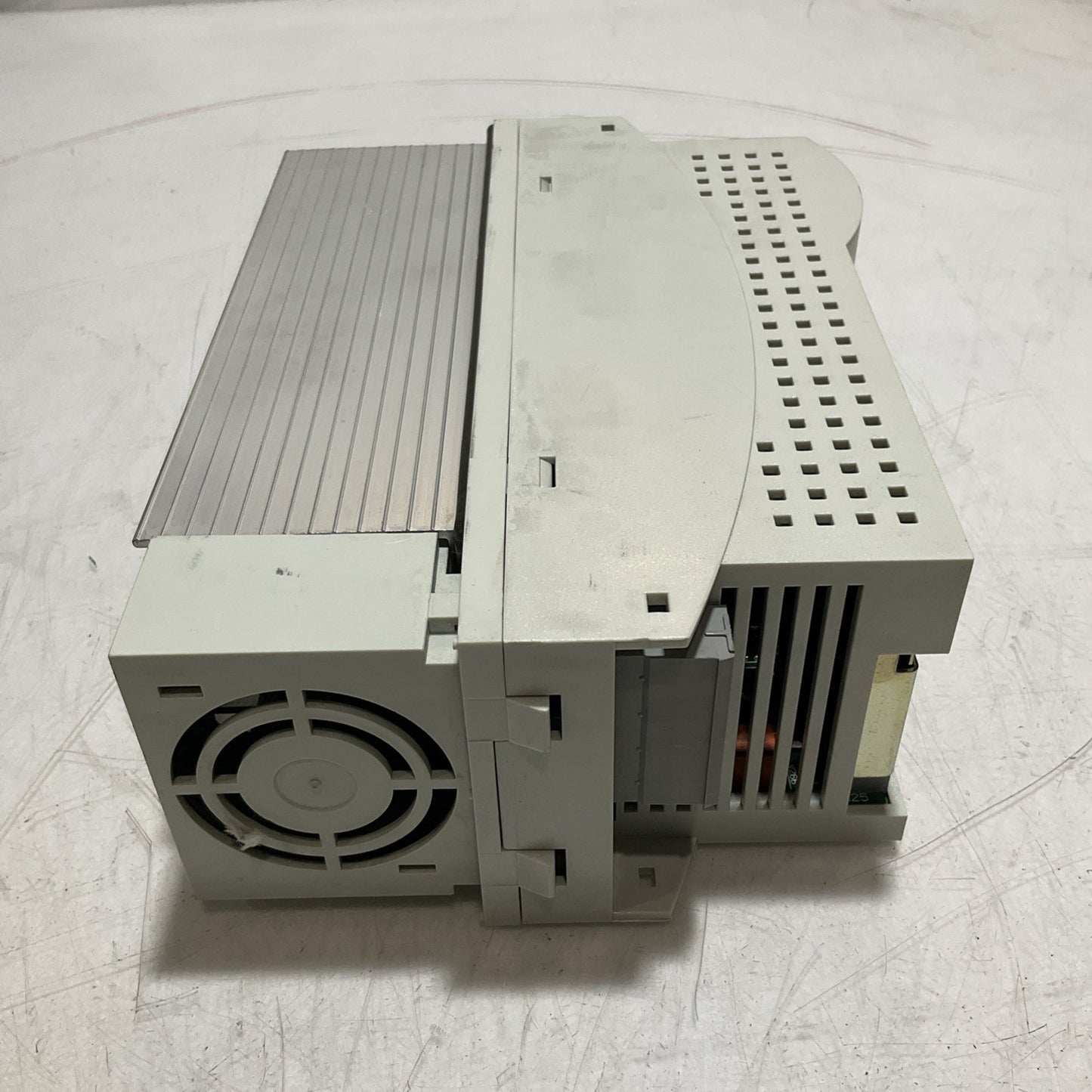 LENZE ECSE016C4B DRIVE VARIABLE FREQUENCY CONTROLLER INVERTER XE25