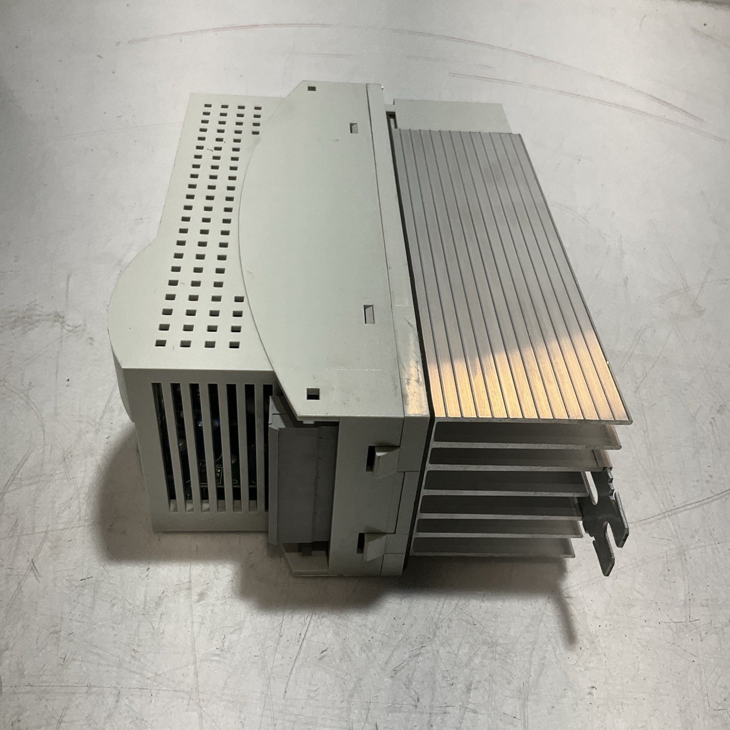 LENZE ECSEA016C4B DRIVE VARIABLE FREQUENCY CONTROLLER INVERTER XE25