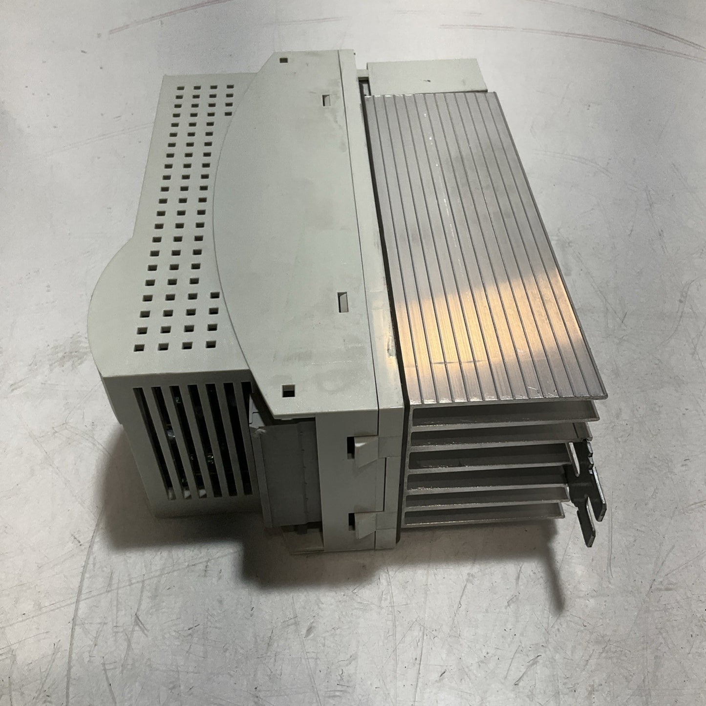 LENZE ECSE016C4B DRIVE VARIABLE FREQUENCY CONTROLLER INVERTER XE25
