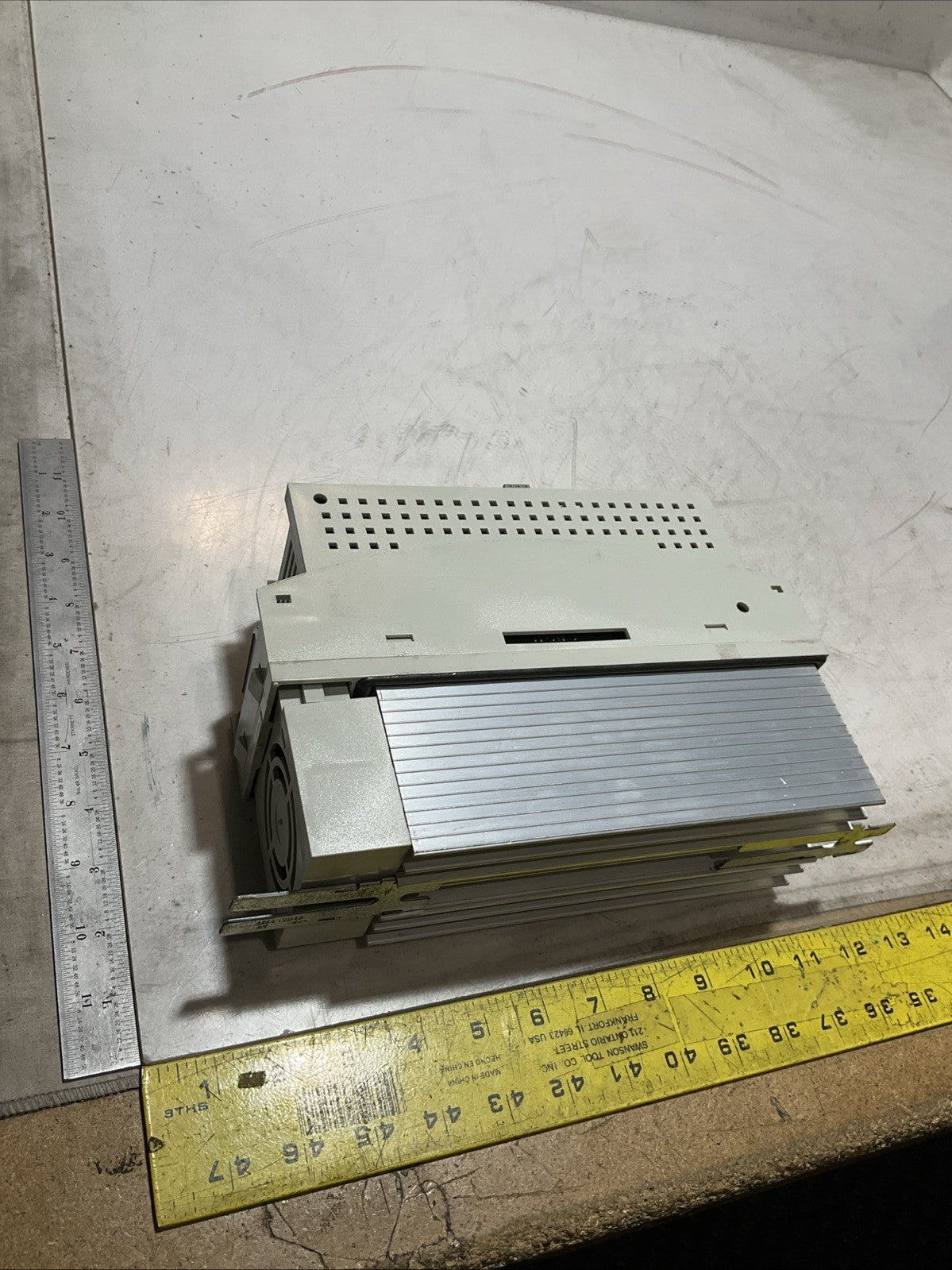 LENZE ECSEA016C4B SERVO DRIVE VARIABLE FREQUENCY CONTROLLER INVERTER XE25